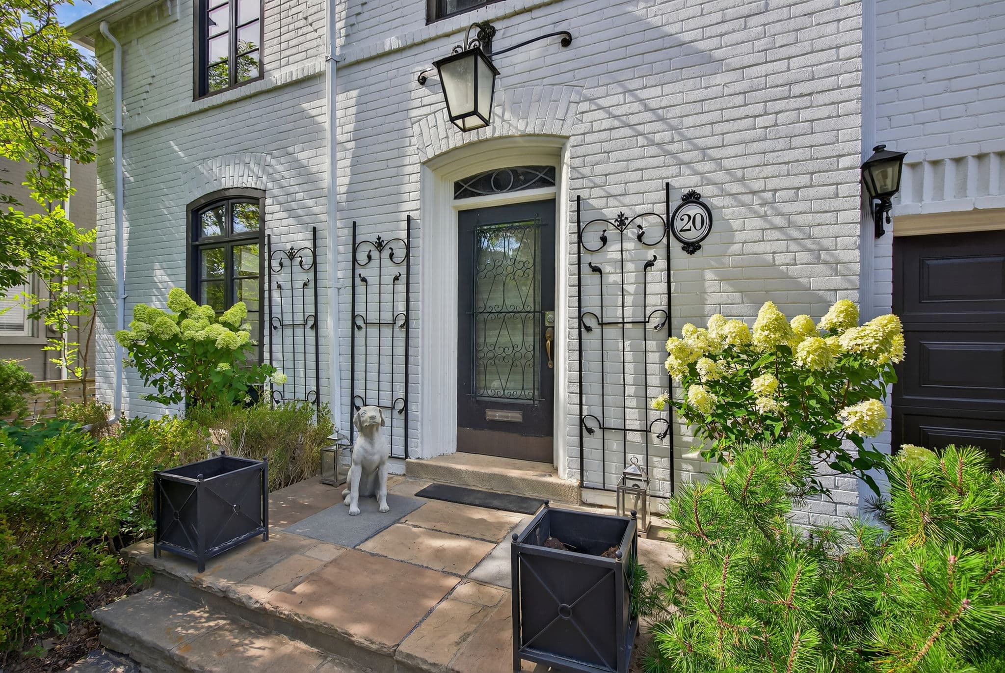 20 Dewbourne Ave Toronto, ON M5P 1Z4