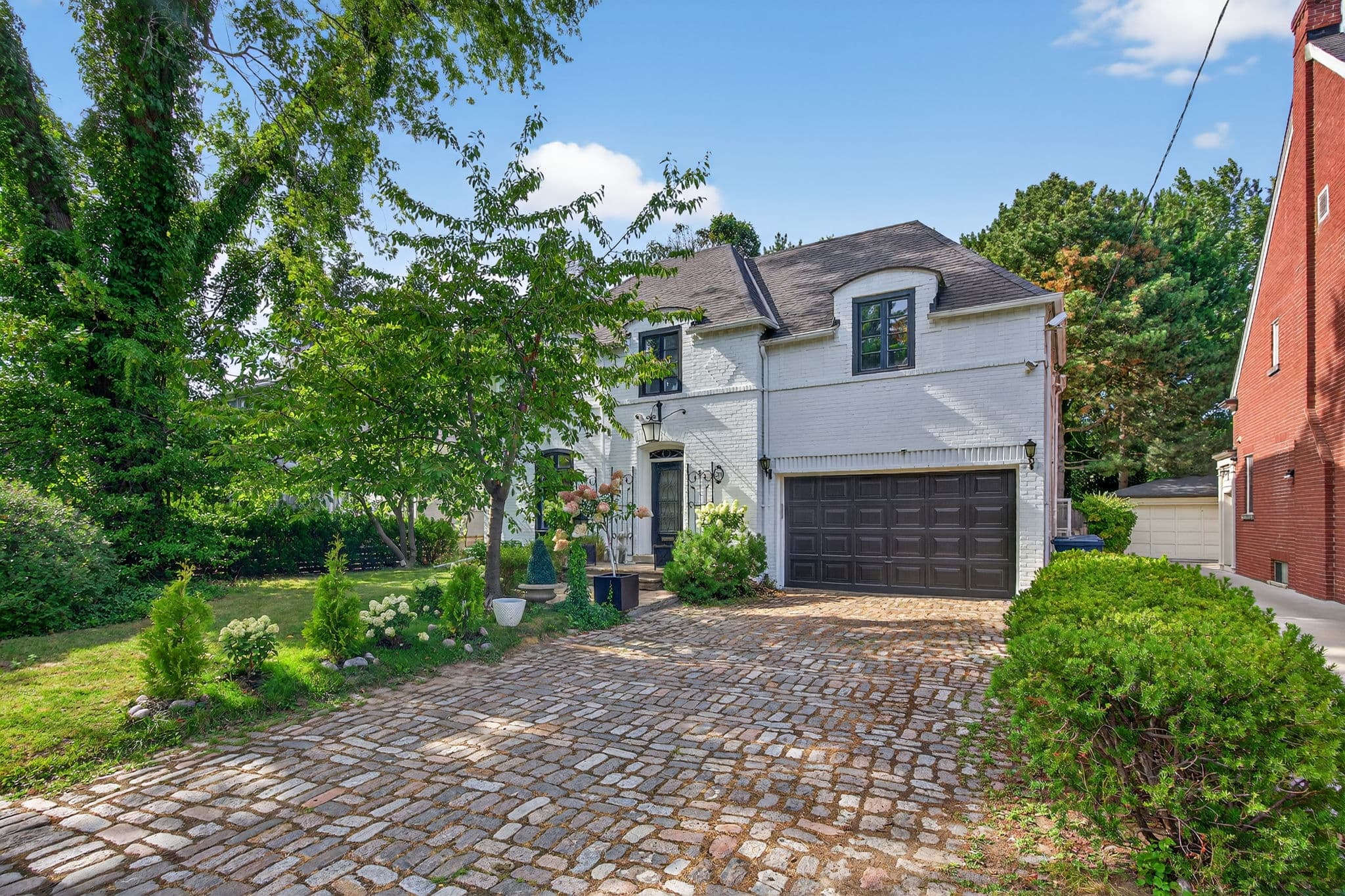 20 Dewbourne Ave Toronto, ON M5P 1Z4