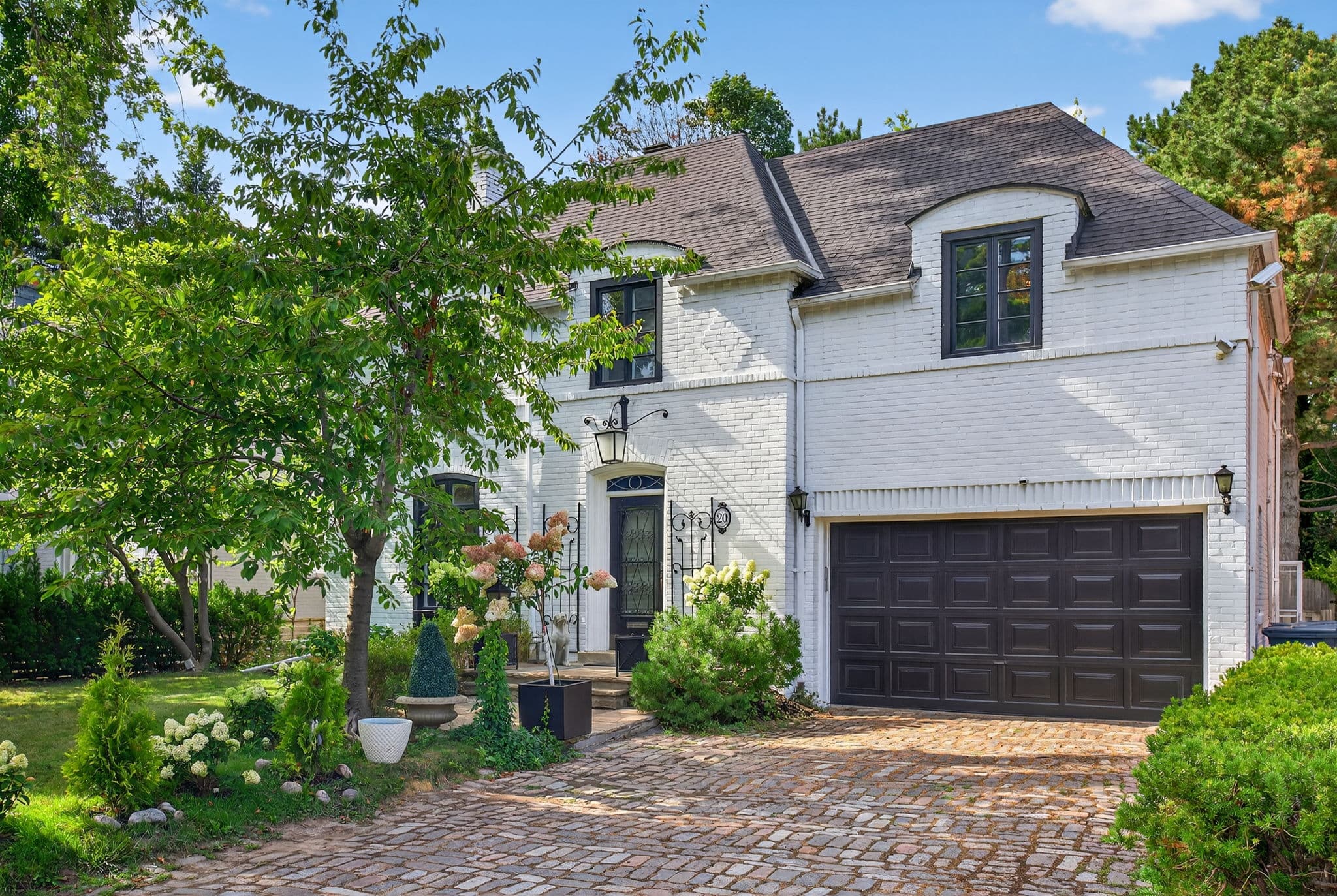 20 Dewbourne Ave Toronto, ON M5P 1Z4