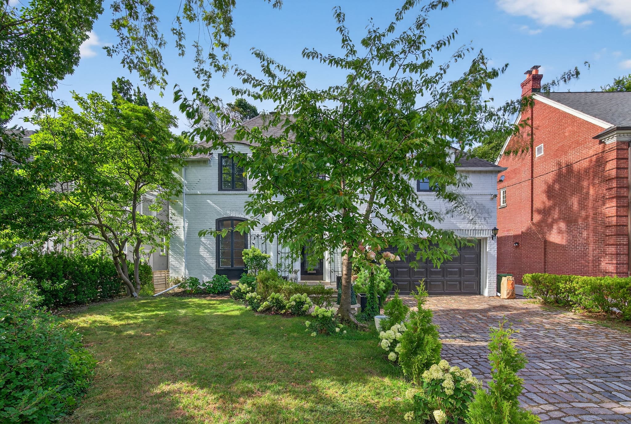 20 Dewbourne Ave Toronto, ON M5P 1Z4