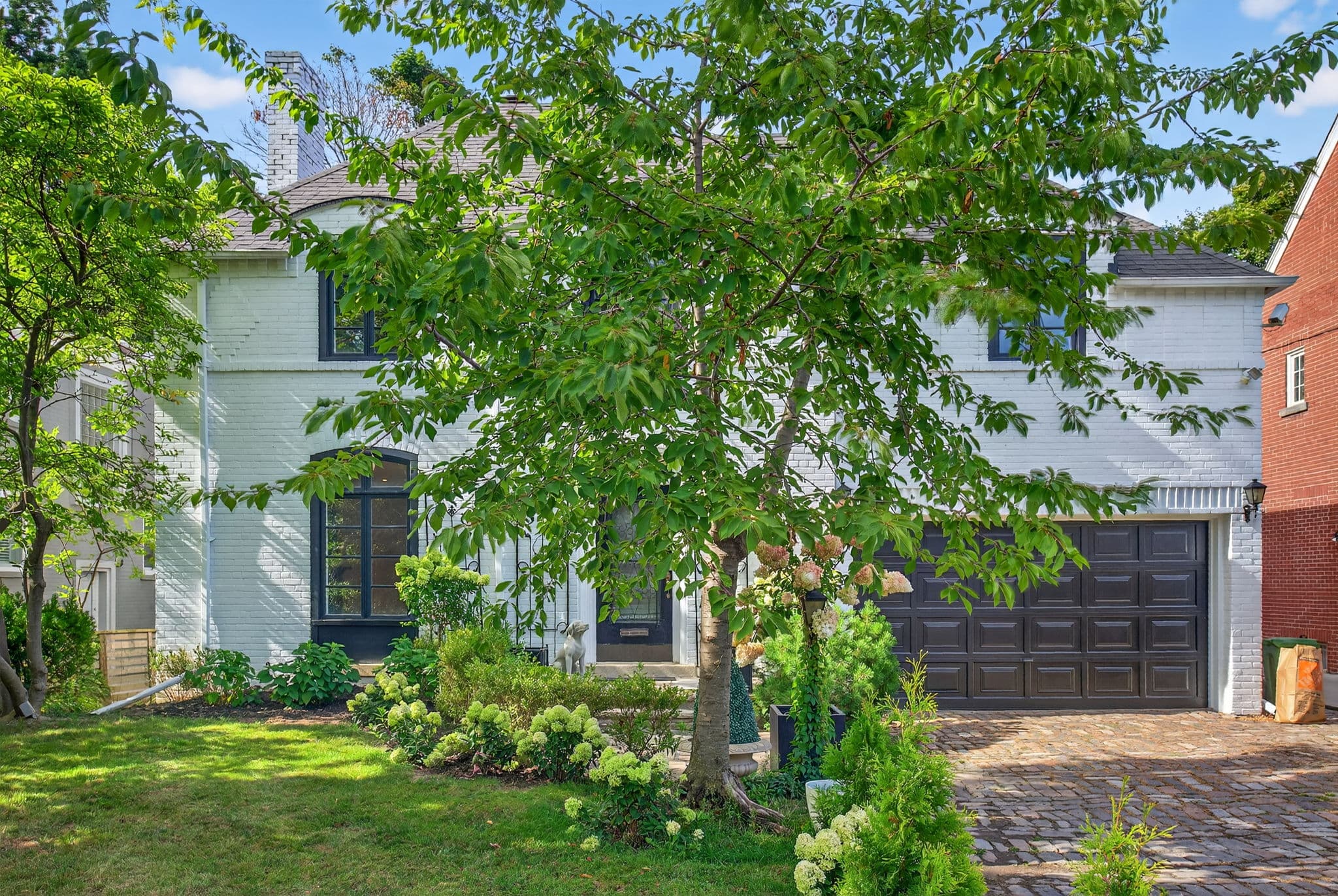 20 Dewbourne Ave Toronto, ON M5P 1Z4