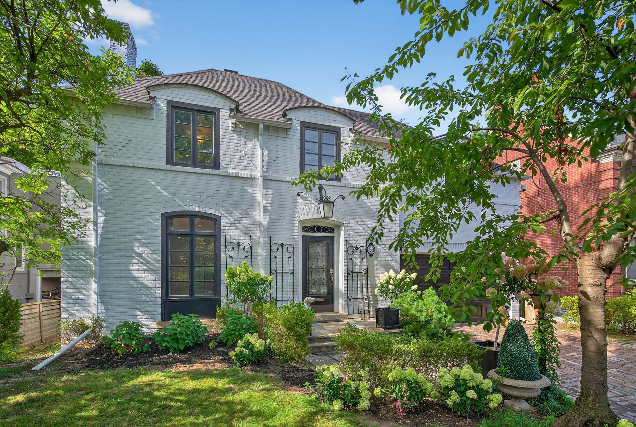 20 Dewbourne Ave Toronto, ON M5P 1Z4