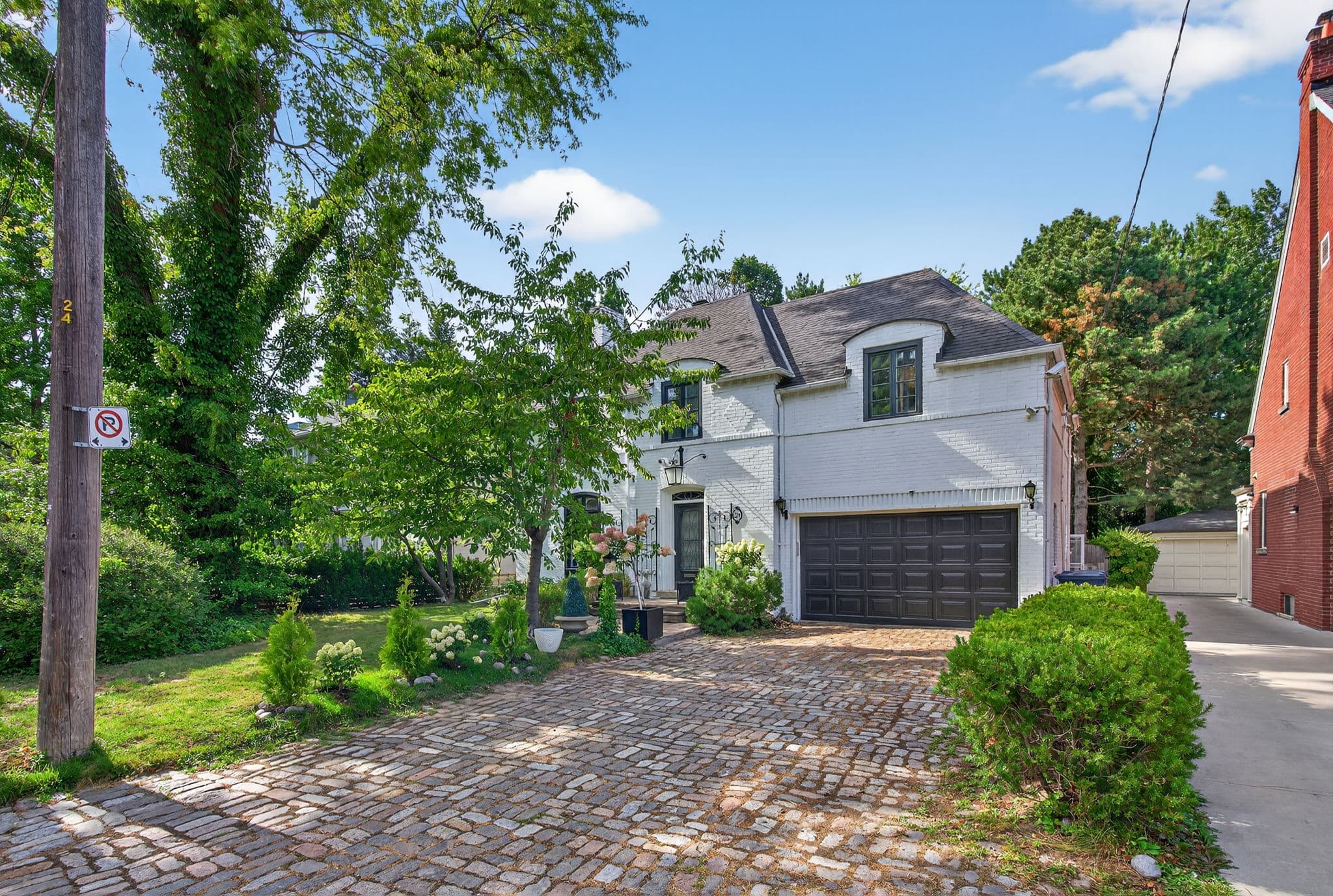 20 Dewbourne Ave Toronto, ON M5P 1Z4