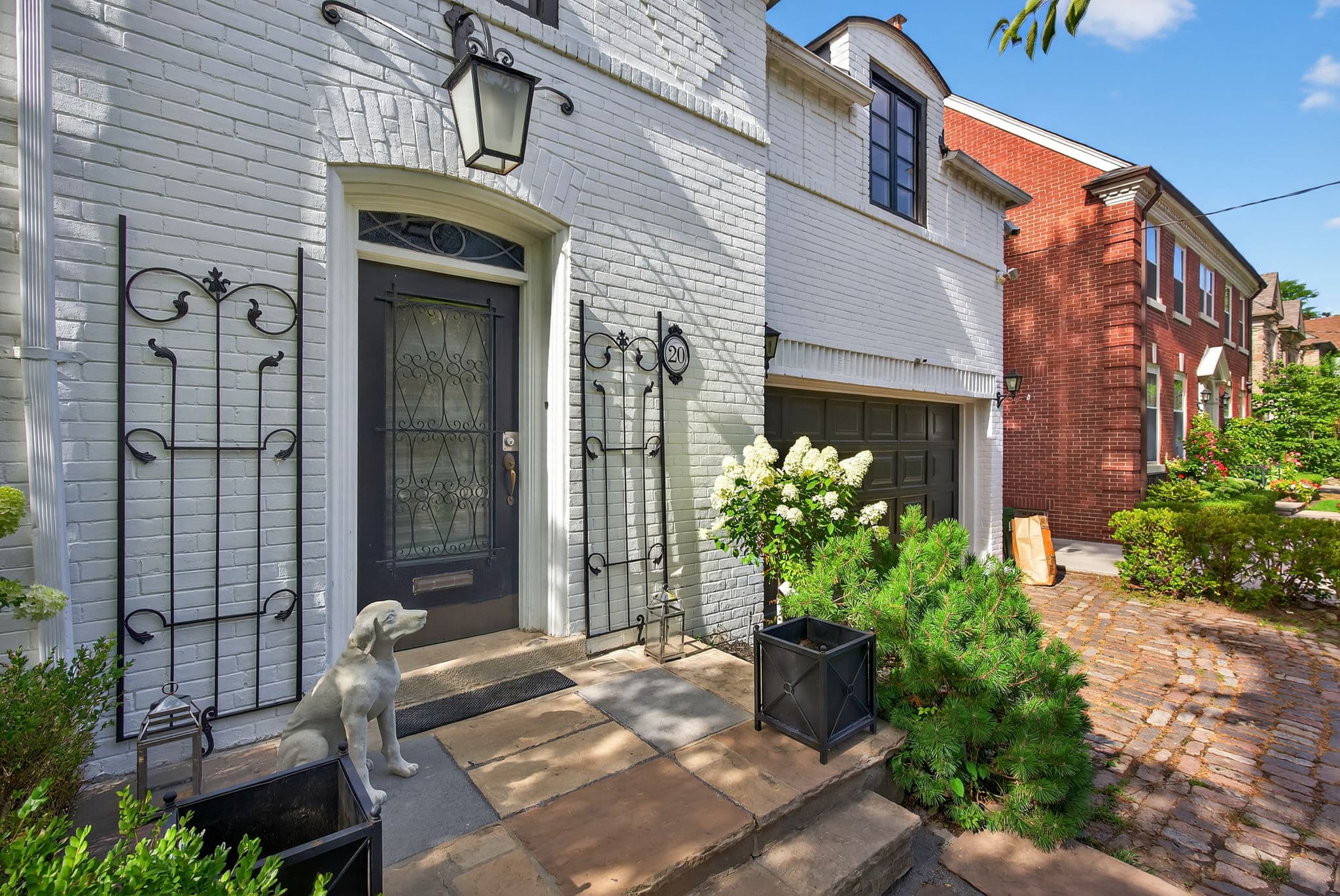20 Dewbourne Ave Toronto, ON M5P 1Z4