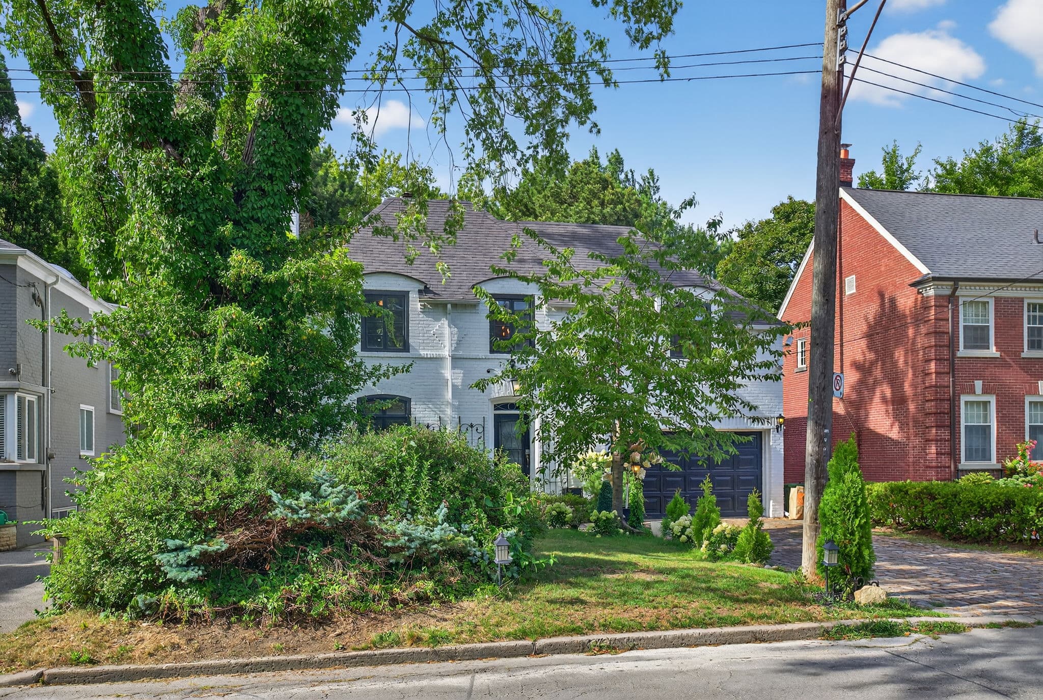 20 Dewbourne Ave Toronto, ON M5P 1Z4