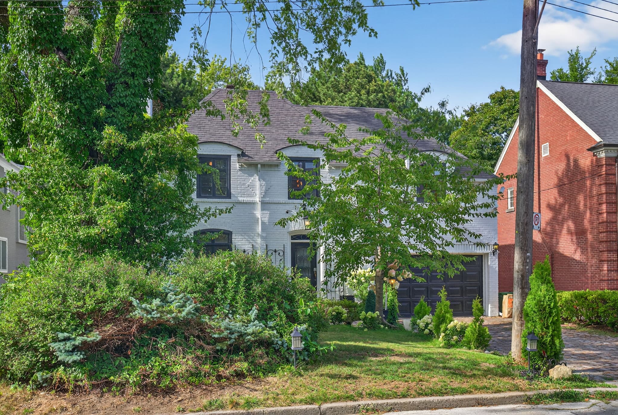 20 Dewbourne Ave Toronto, ON M5P 1Z4