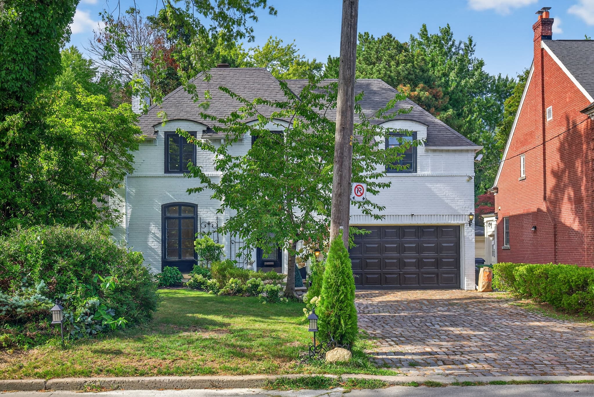 20 Dewbourne Ave Toronto, ON M5P 1Z4