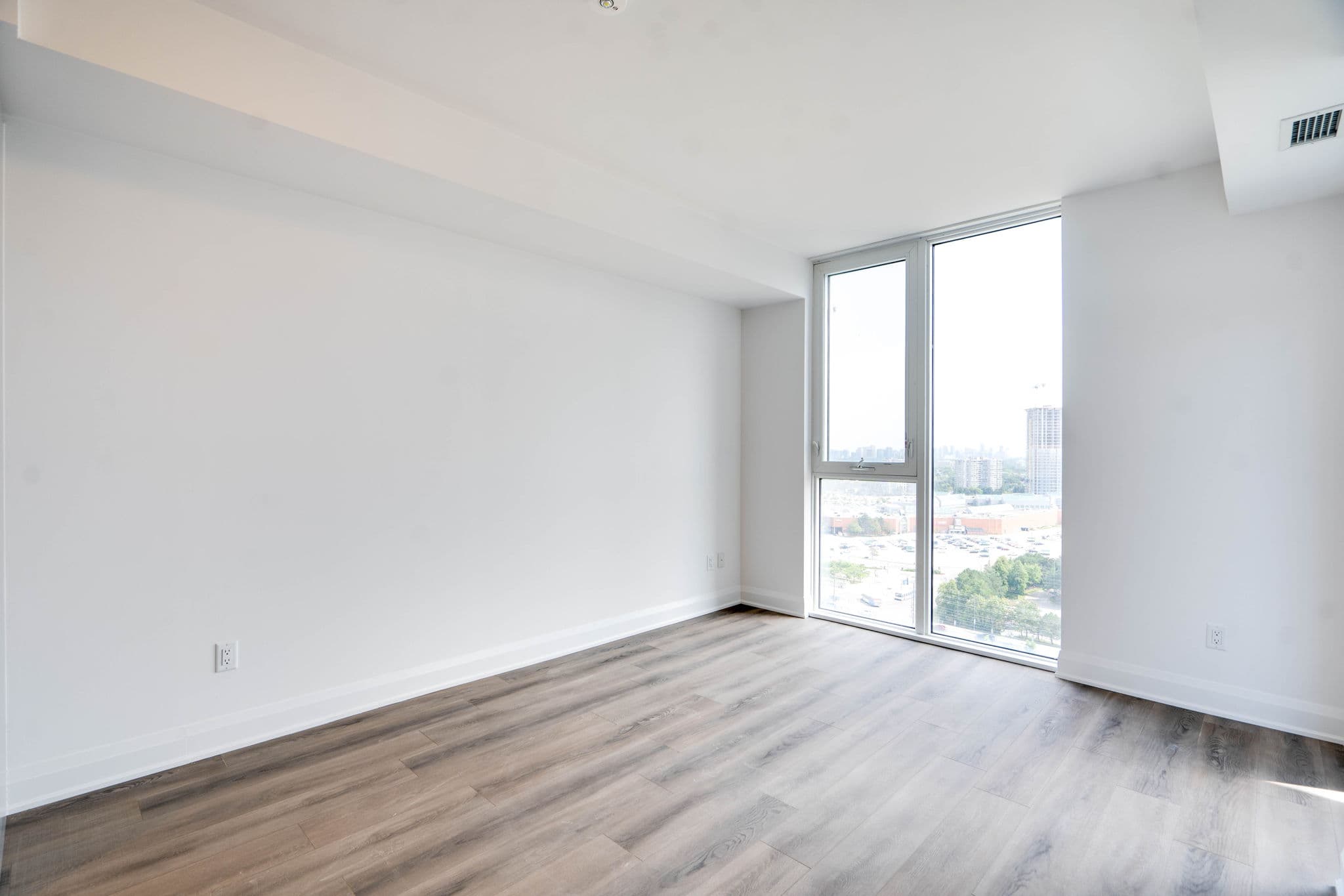 20 Gatineau Dr Unit 1703 Vaughan, ON L4J 0L3