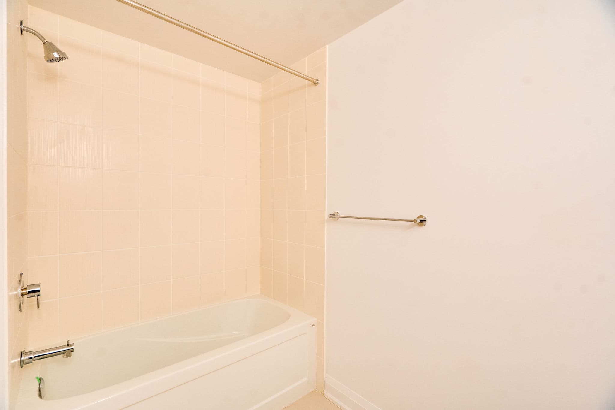 20 Gatineau Dr Unit 1703 Vaughan, ON L4J 0L3