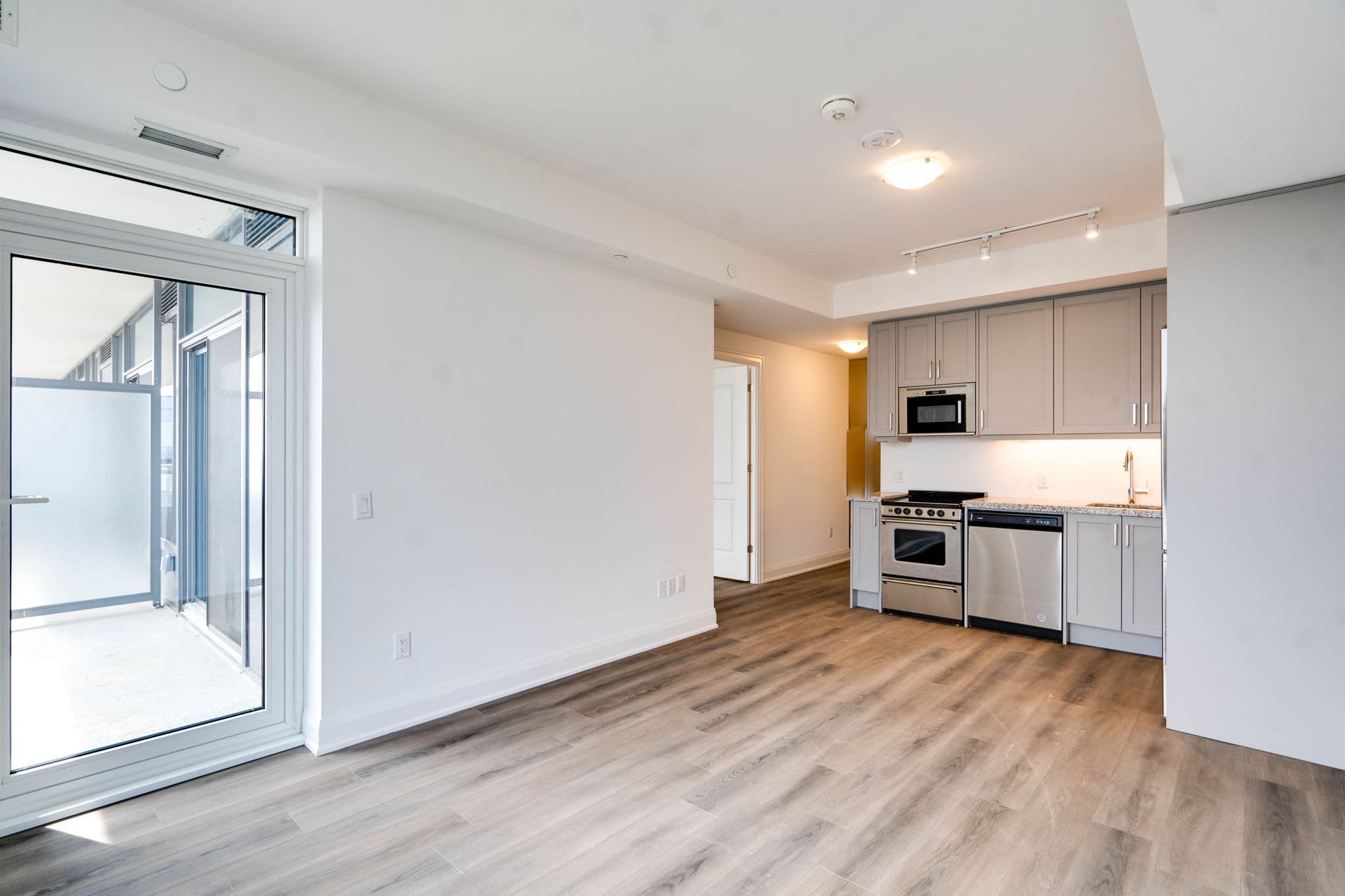 20 Gatineau Dr Unit 1703 Vaughan, ON L4J 0L3