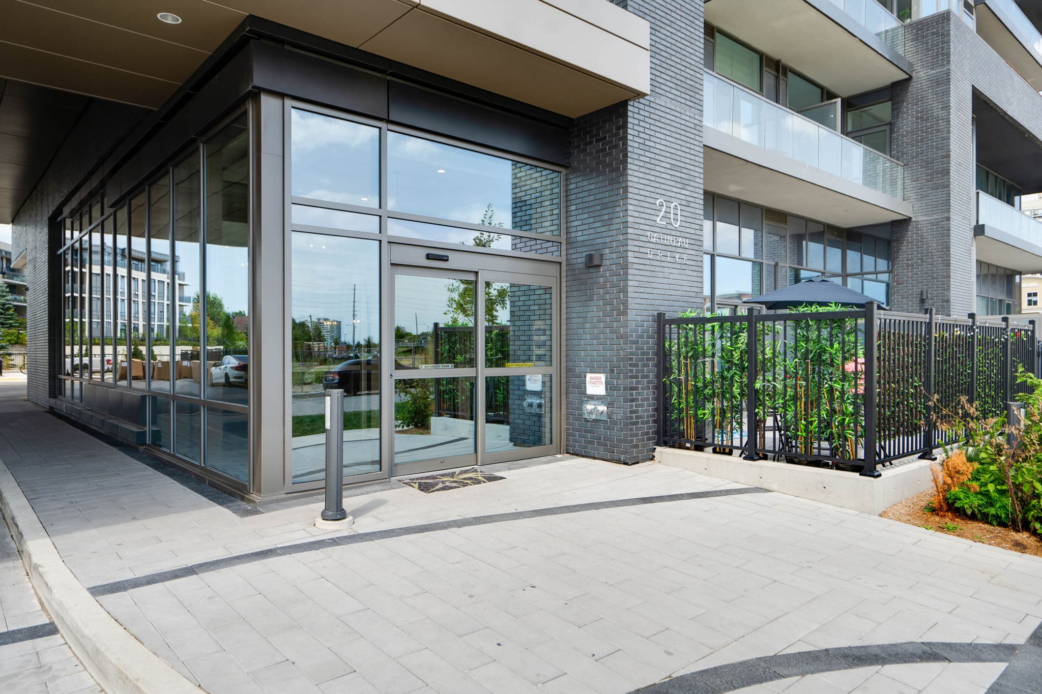 20 Gatineau Dr Unit 1703 Vaughan, ON L4J 0L3