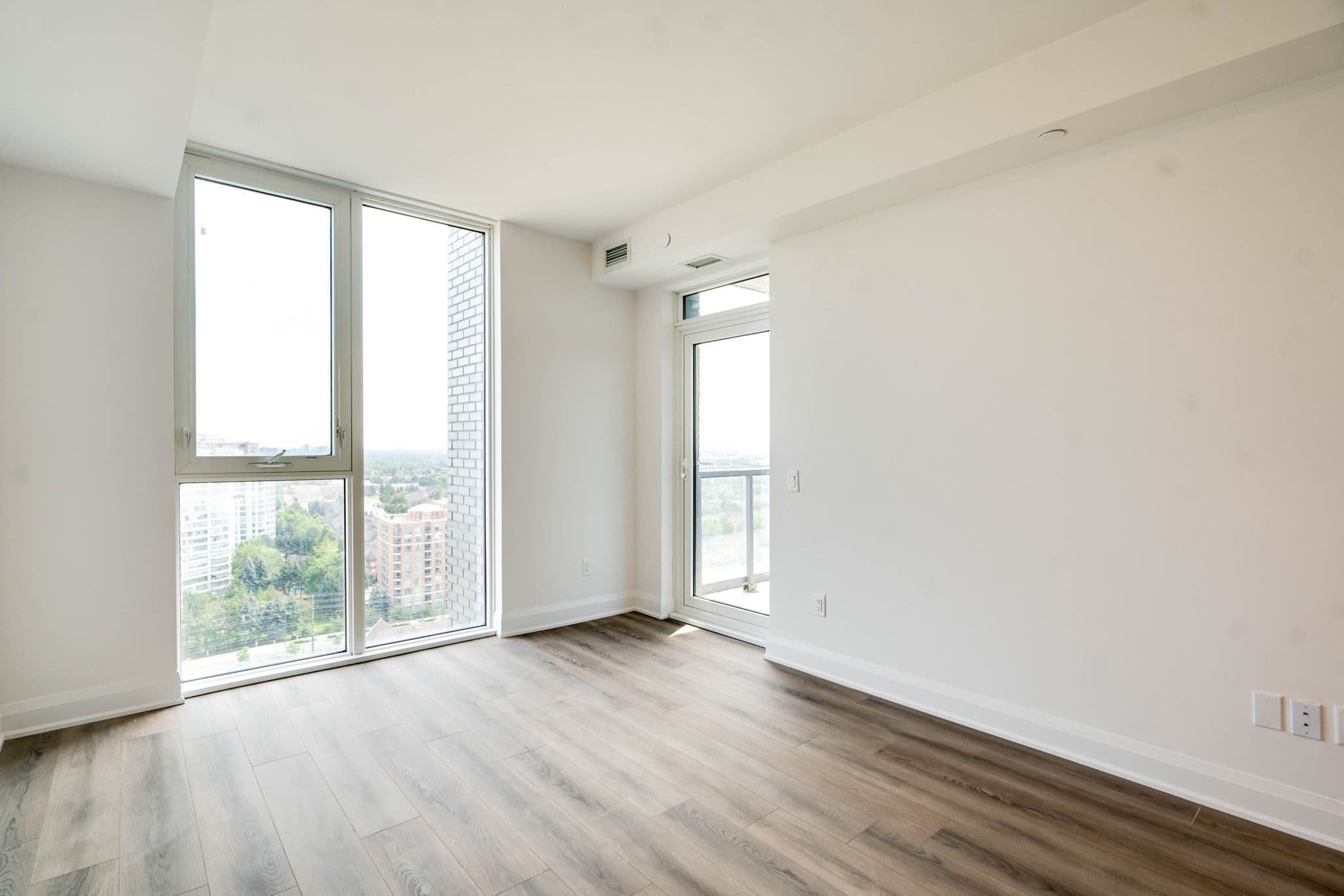 20 Gatineau Dr Unit 1703 Vaughan, ON L4J 0L3