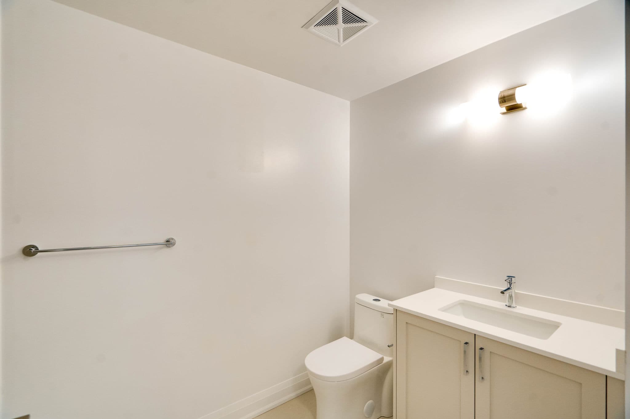 20 Gatineau Dr Unit 1703 Vaughan, ON L4J 0L3