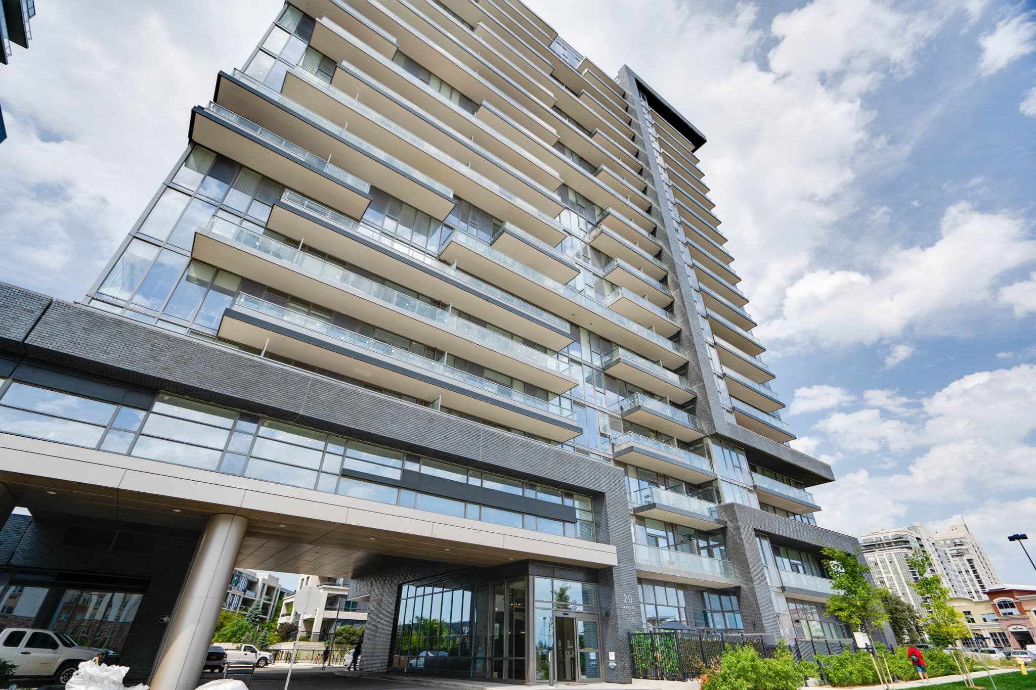 20 Gatineau Dr Unit 1703 Vaughan, ON L4J 0L3