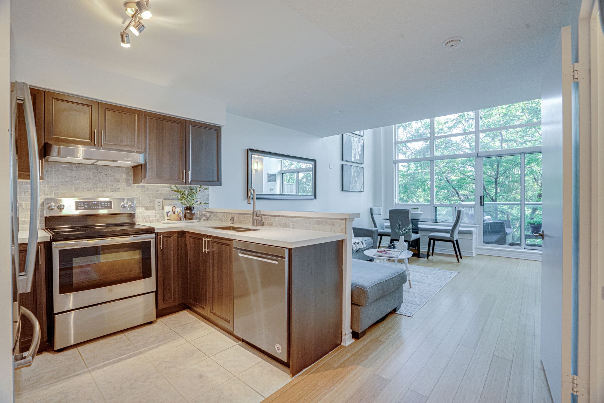 200 Manitoba St Unit 212 Toronto, ON M8Y 3Y9