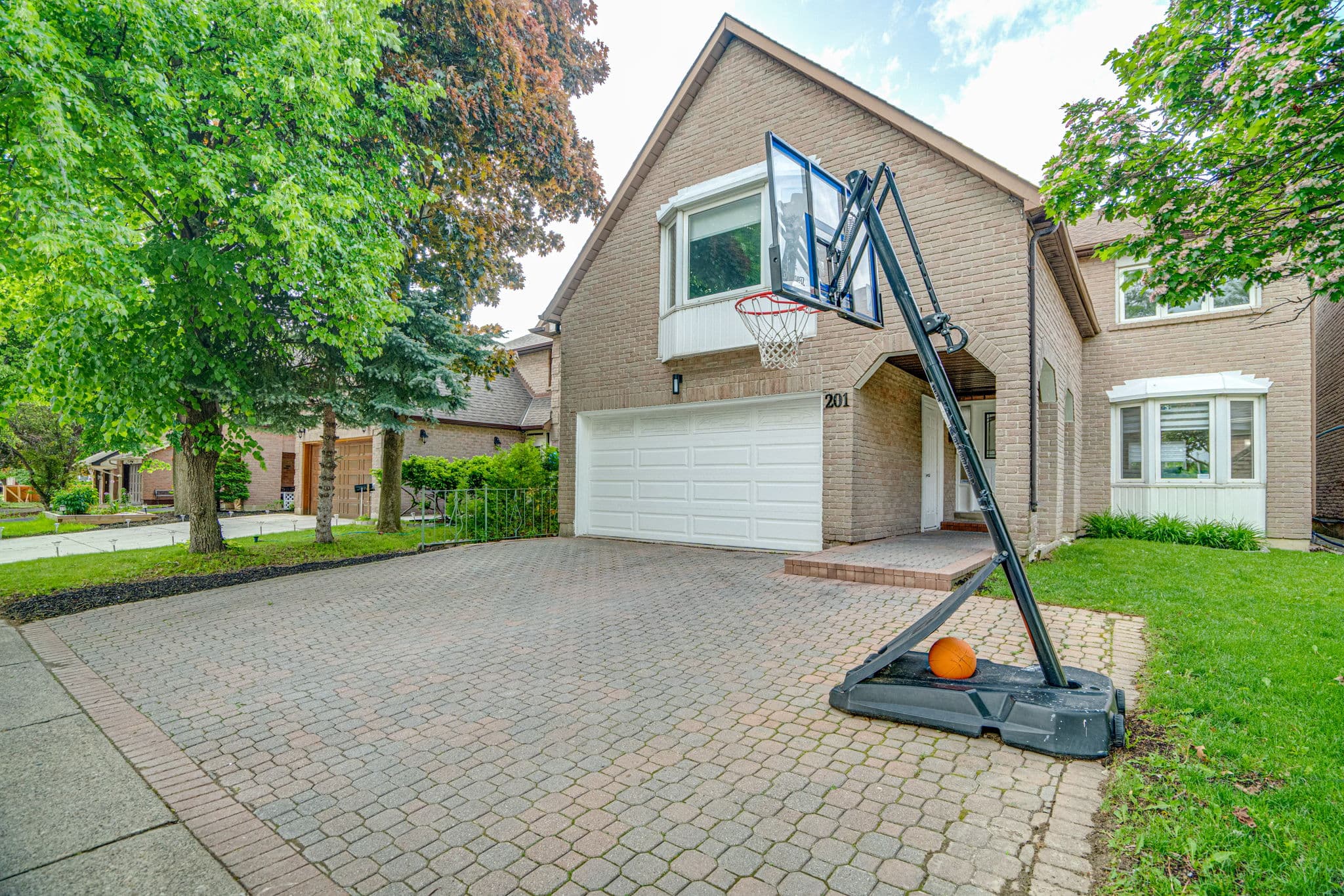 201 MCMORRAN CRES VAUGHAN, on L4J3C8
