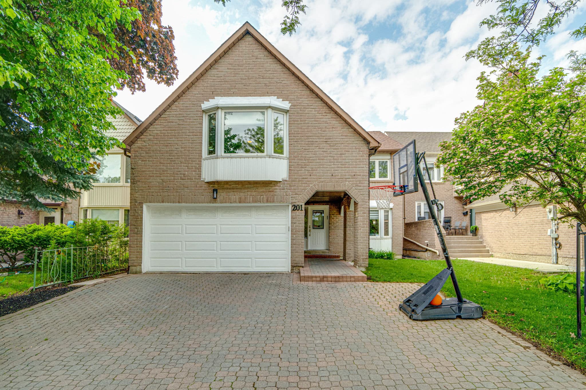 201 MCMORRAN CRES VAUGHAN, on L4J3C8