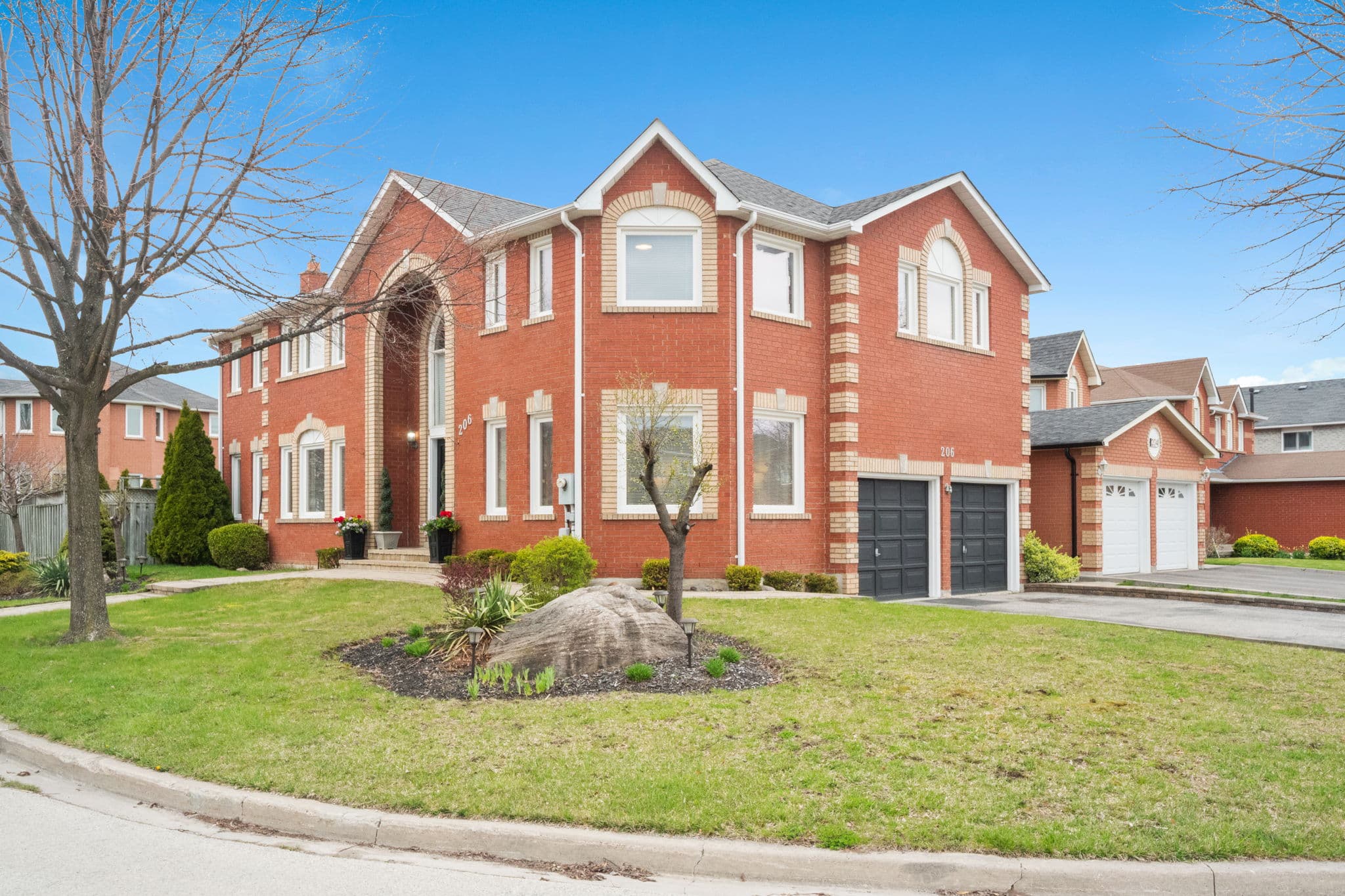 206 Mossbrook Square Pickering, ON L1V 6P8