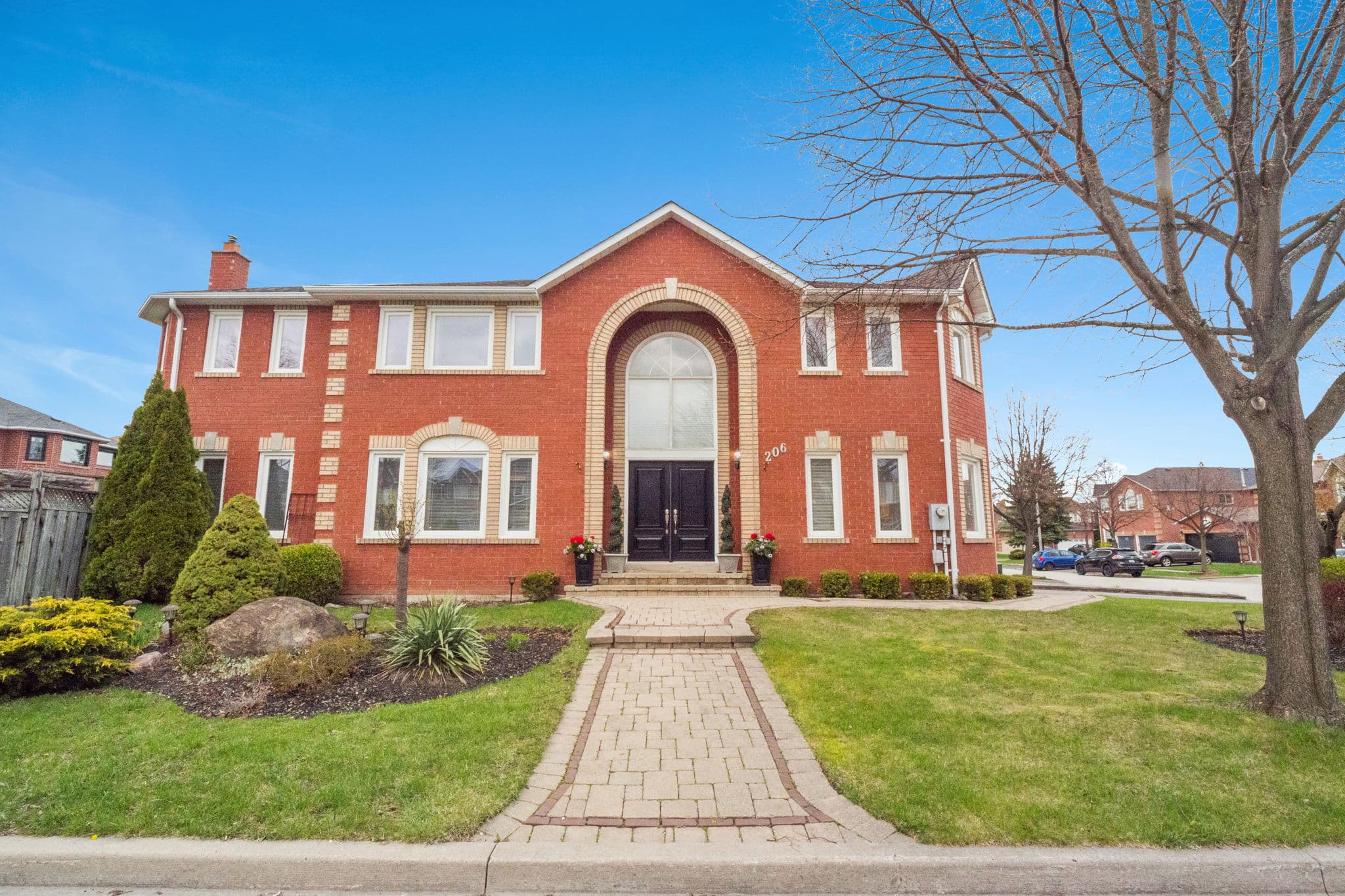 206 Mossbrook Square Pickering, ON L1V 6P8