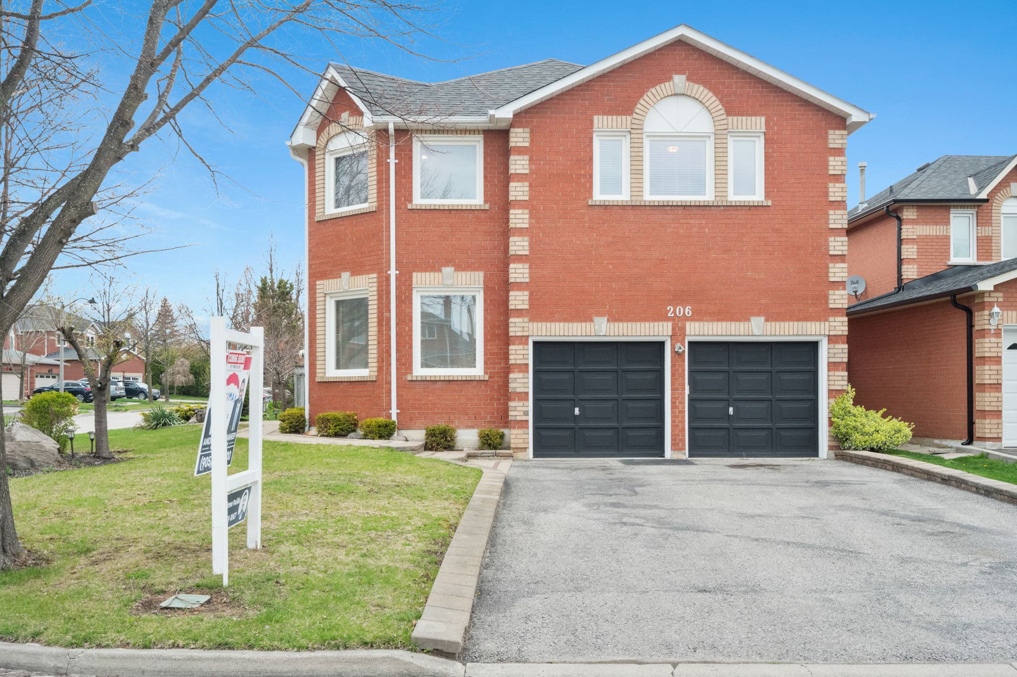 206 Mossbrook Square Pickering, ON L1V 6P8