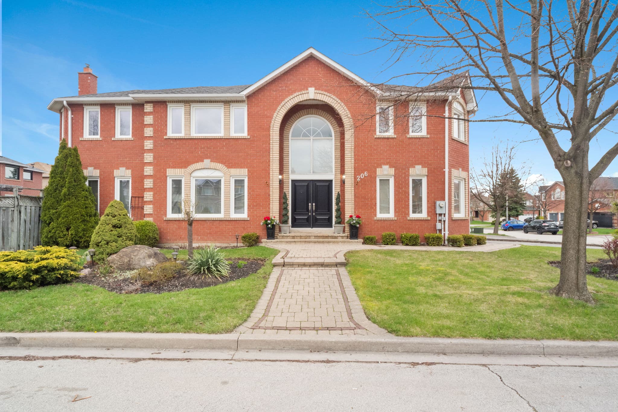 206 Mossbrook Square Pickering, ON L1V 6P8