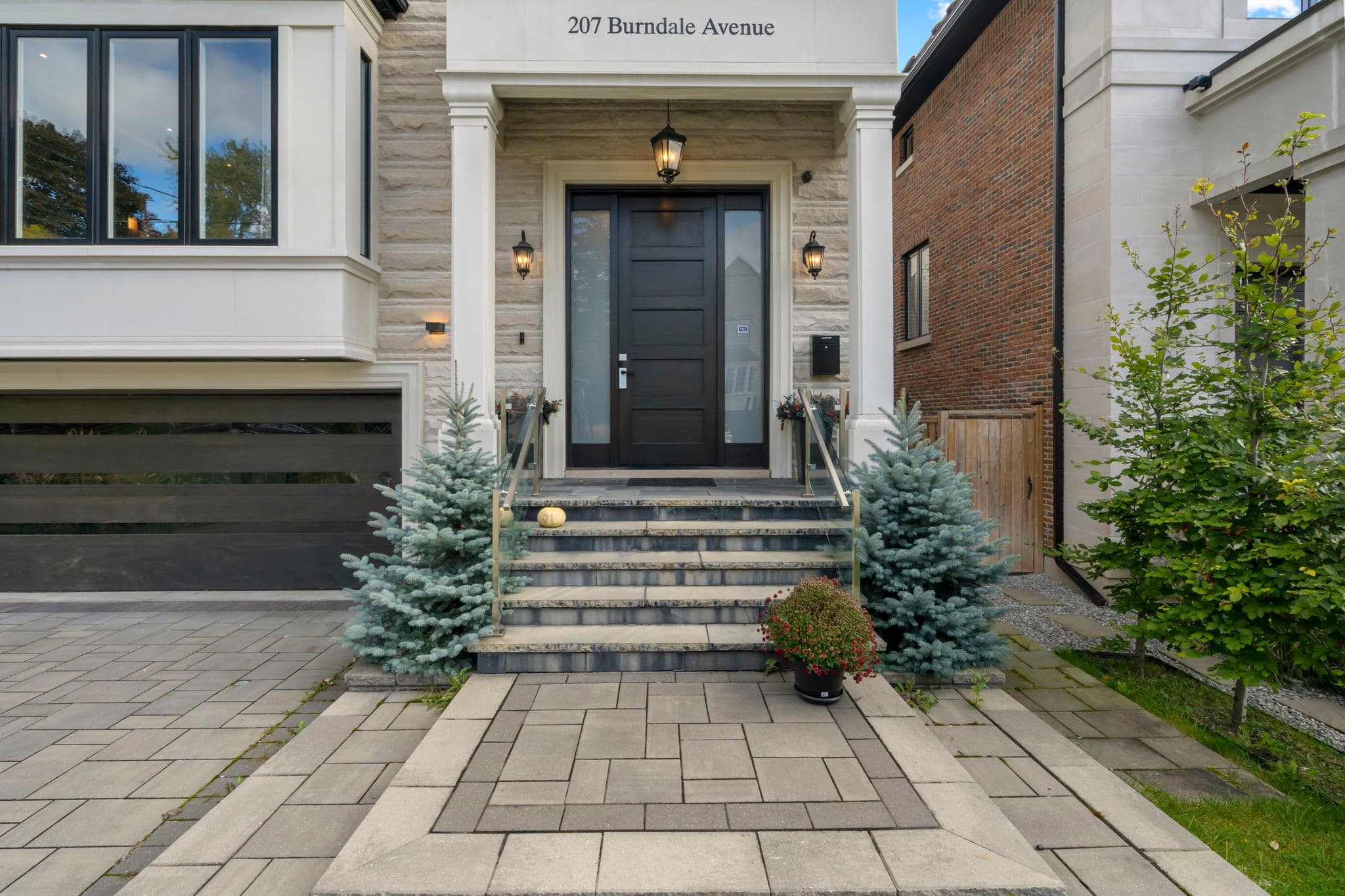 207 Burndale Ave Toronto, ON M2N 1T4