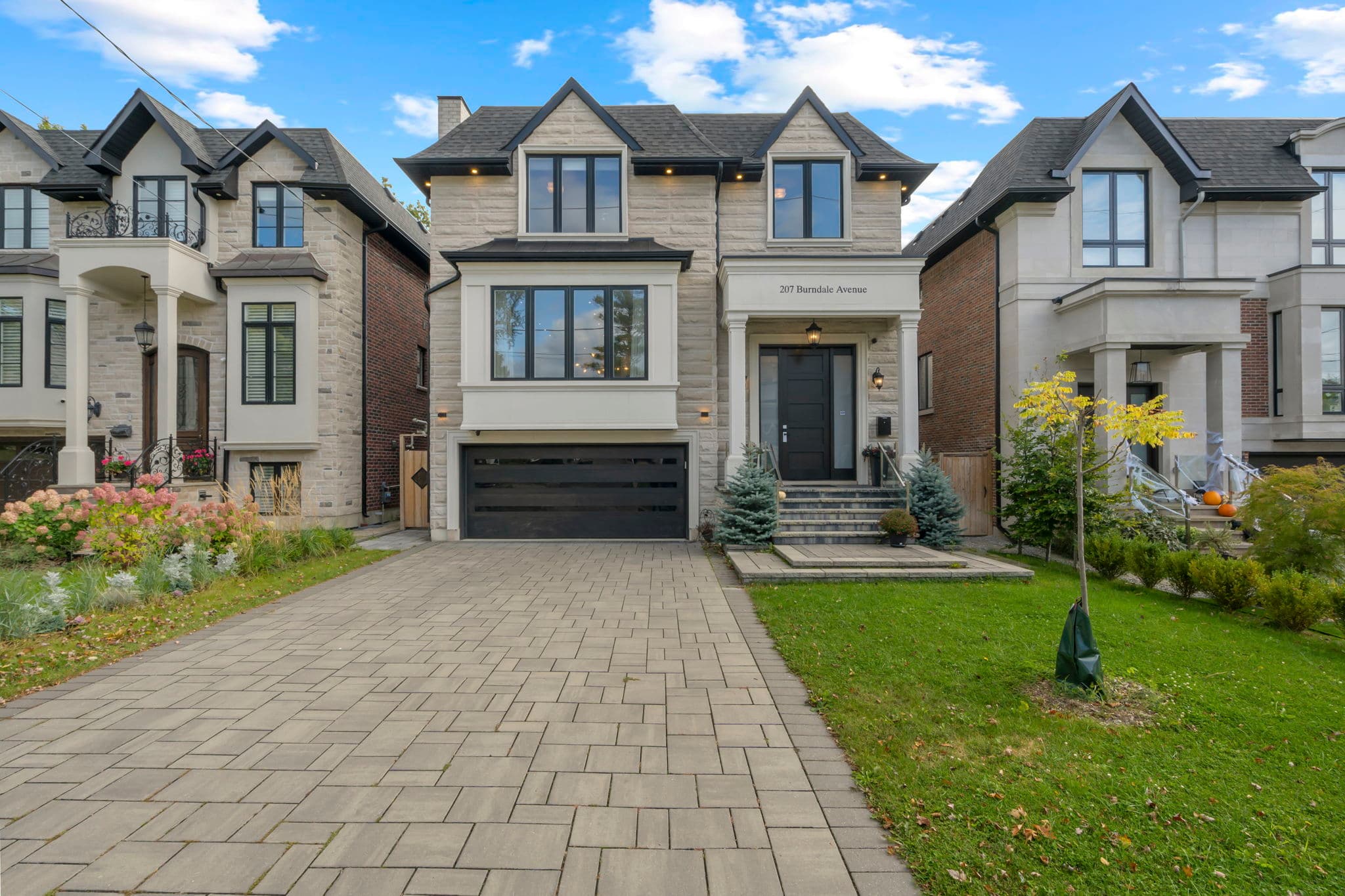 207 Burndale Ave Toronto, ON M2N 1T4