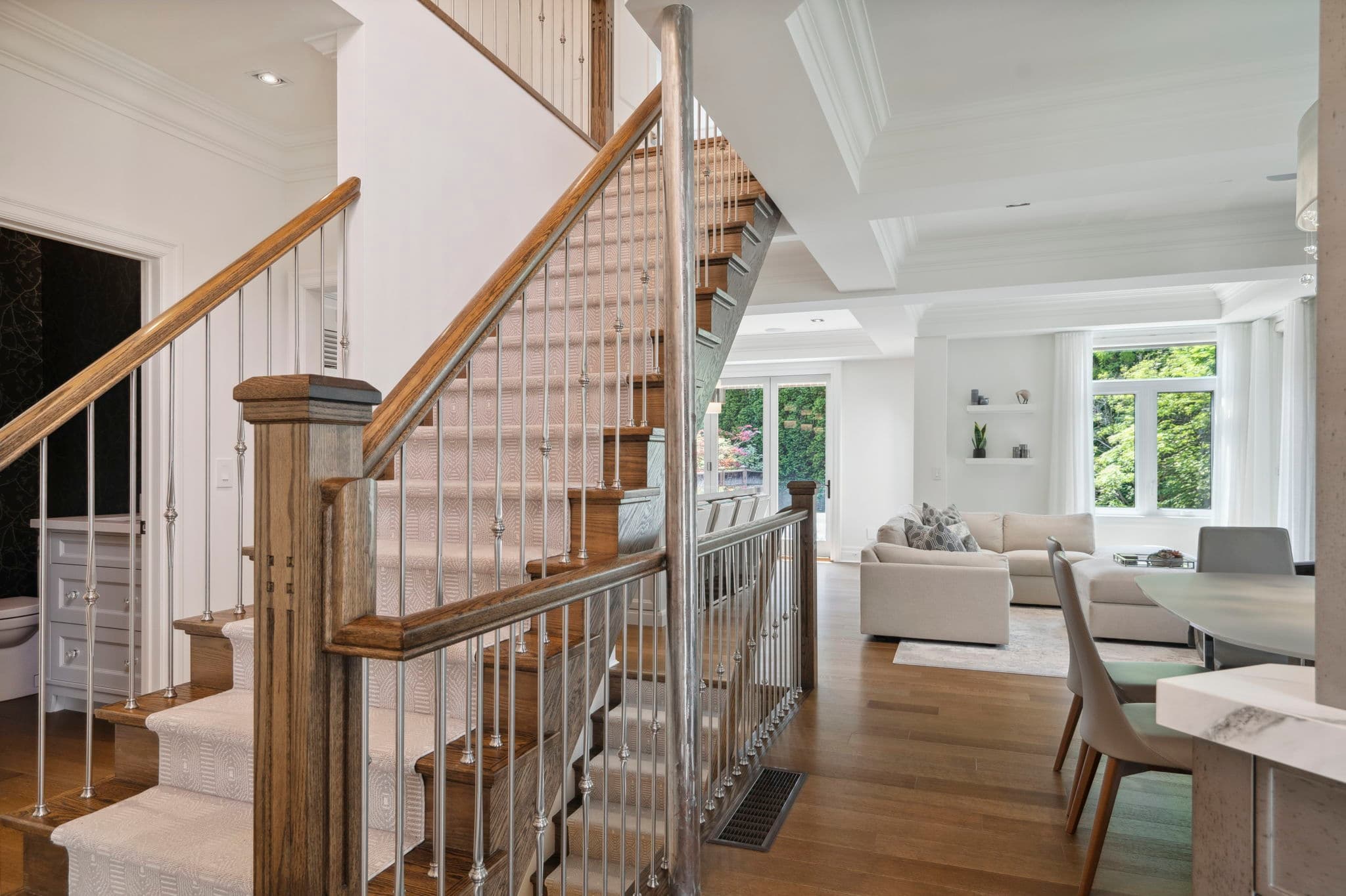 2092 Pinevalley Crescent Oakville, ON L6H 6L8