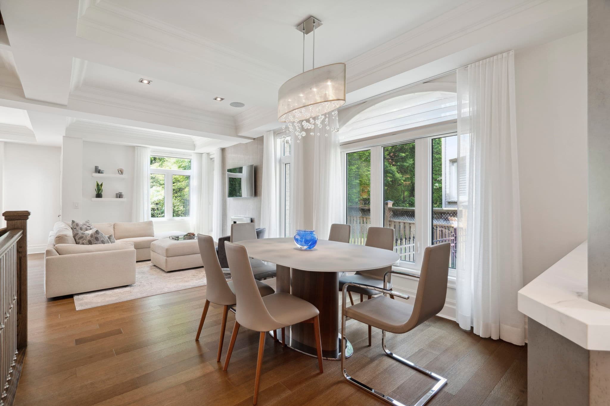2092 Pinevalley Crescent Oakville, ON L6H 6L8