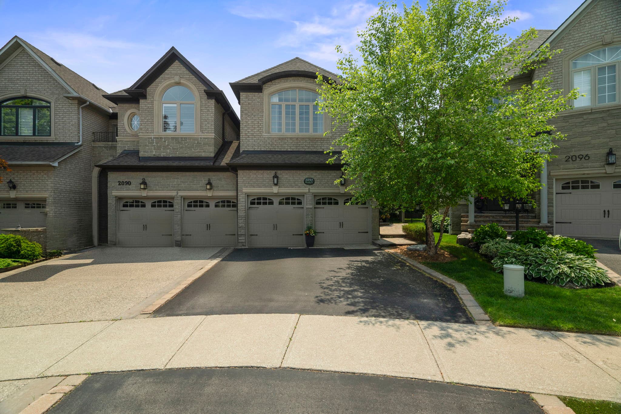 2092 Pinevalley Crescent Oakville, ON L6H 6L8
