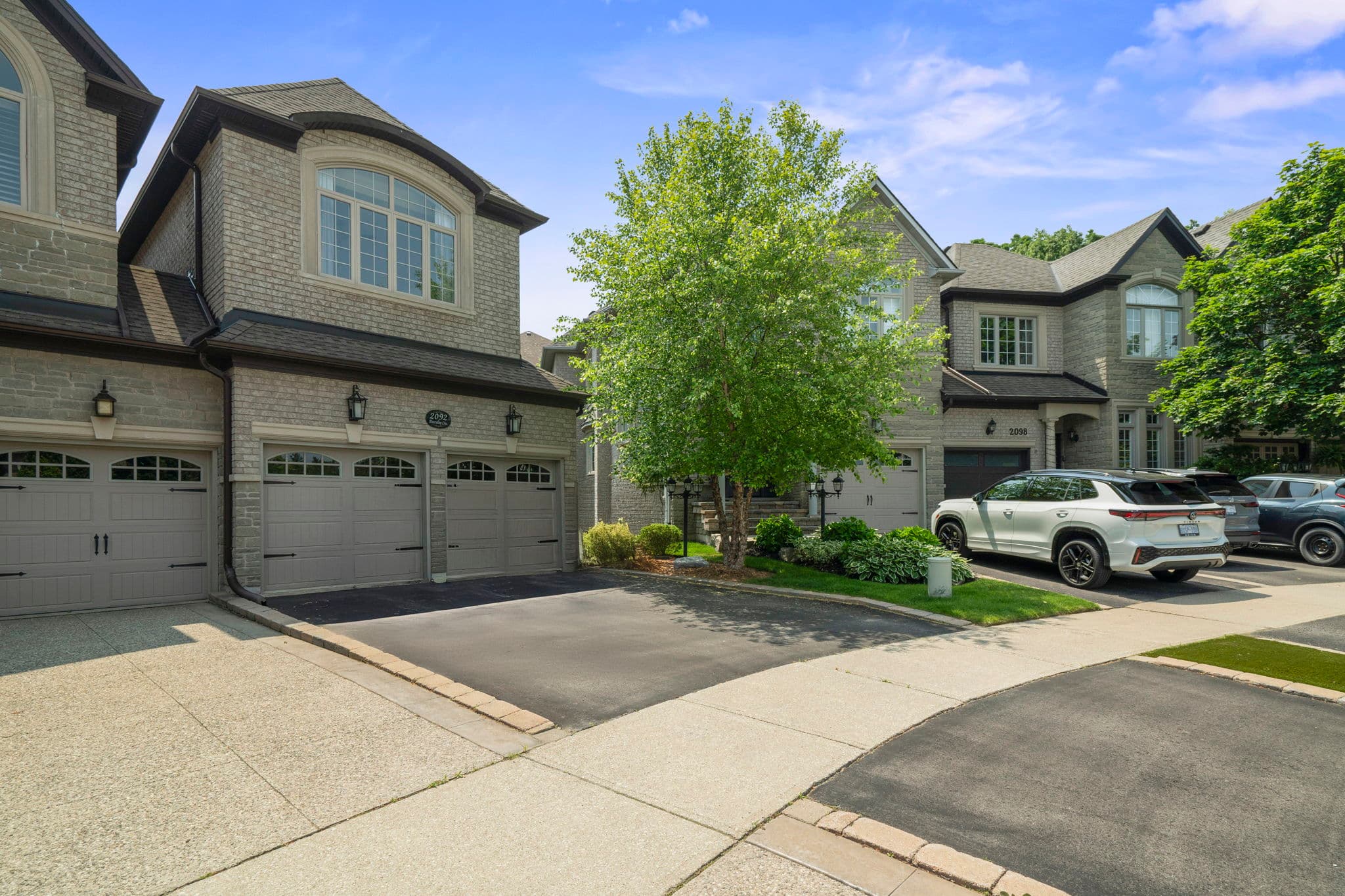 2092 Pinevalley Crescent Oakville, ON L6H 6L8