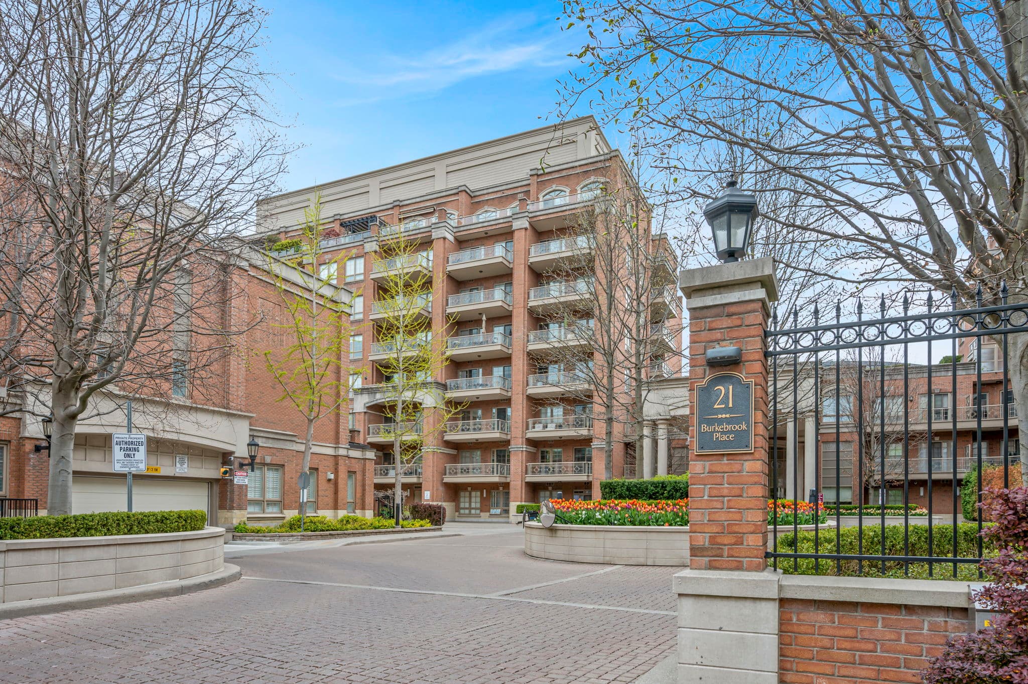 21 Burkebrook Pl Unit 407 Toronto, ON M4G 0A2