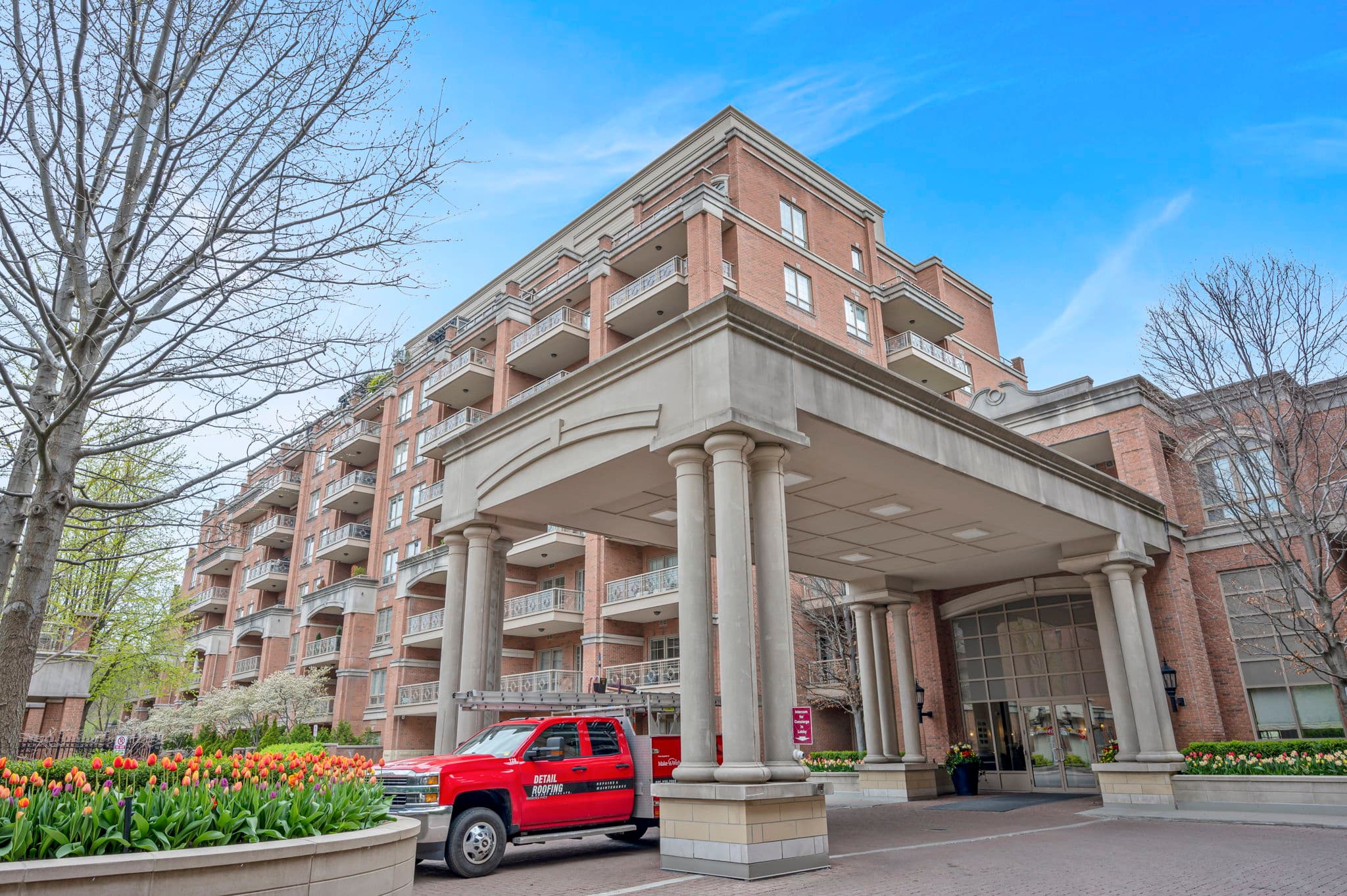 21 Burkebrook Pl Unit 407 Toronto, ON M4G 0A2