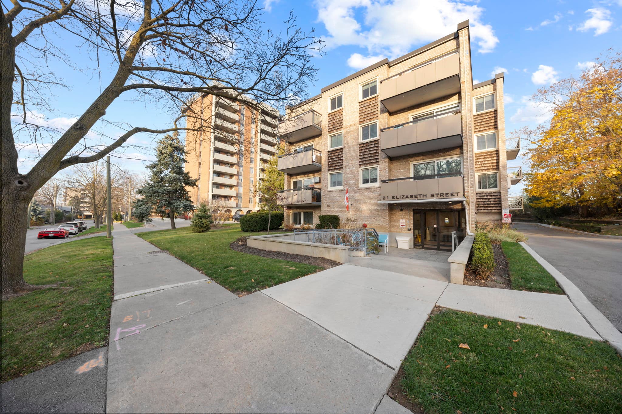 21 Elizabeth St S Richmond Hill, ON L4C 3V5