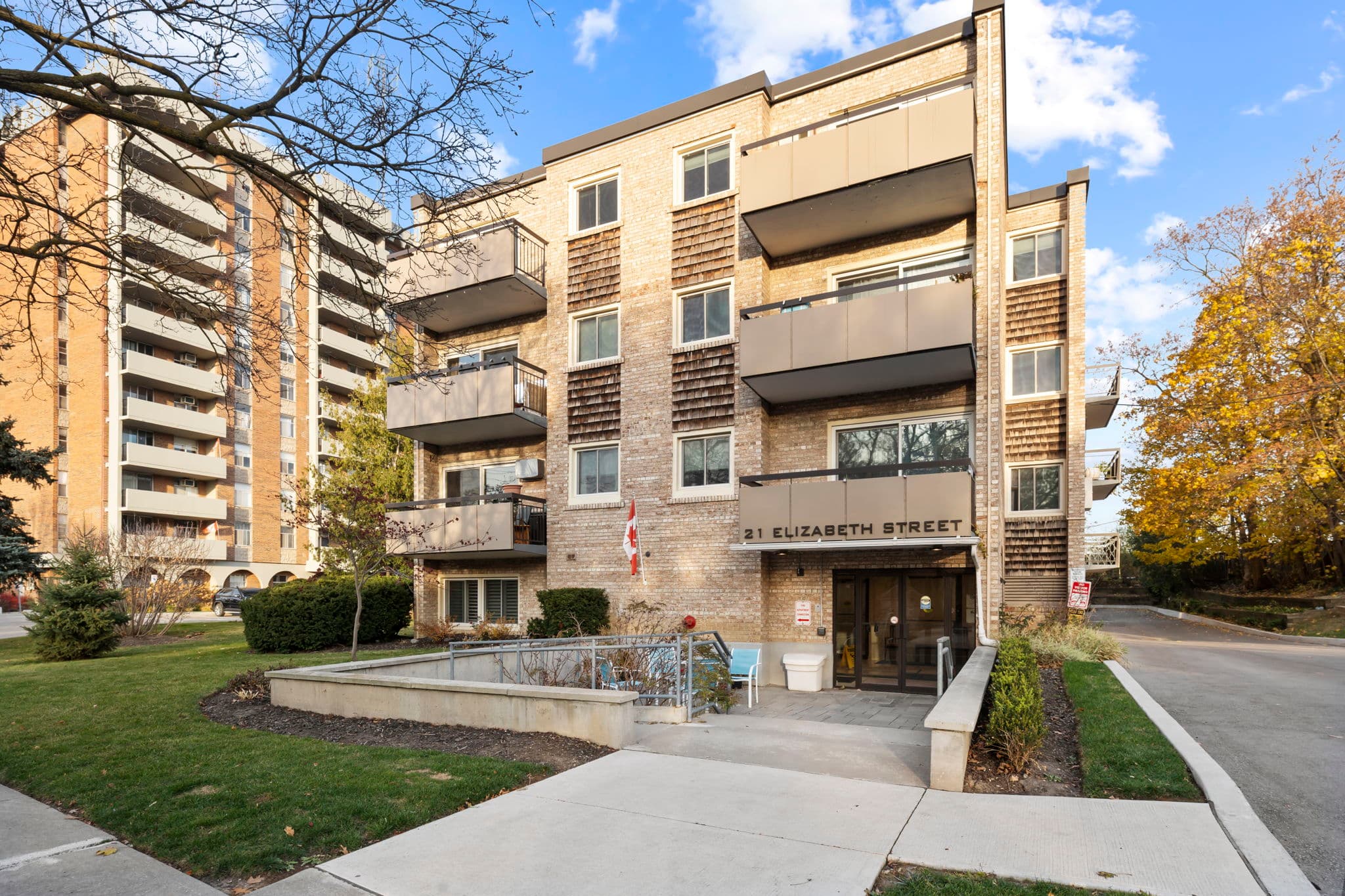 21 Elizabeth St S Richmond Hill, ON L4C 3V5