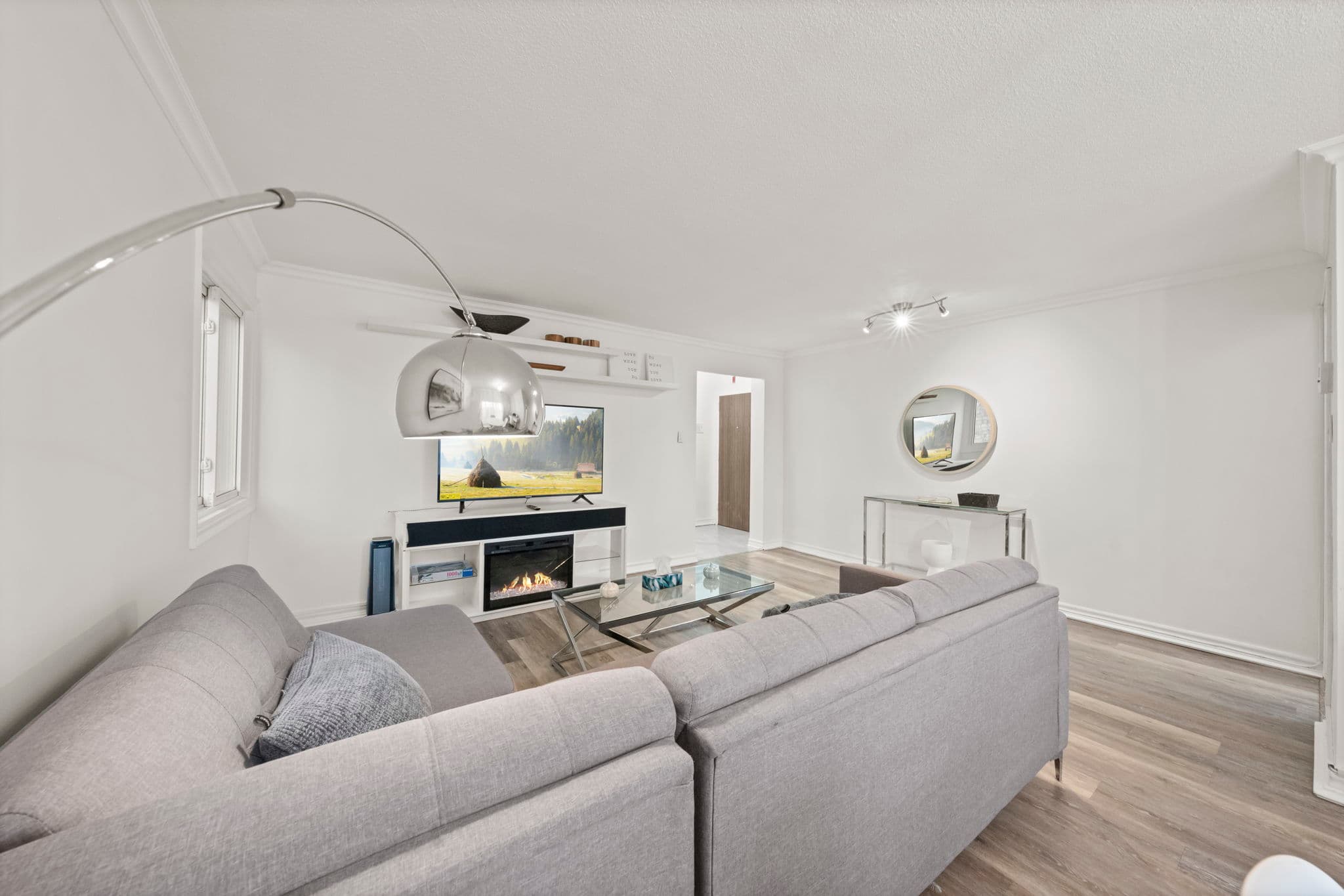 21 Elizabeth St S Richmond Hill, ON L4C 3V5
