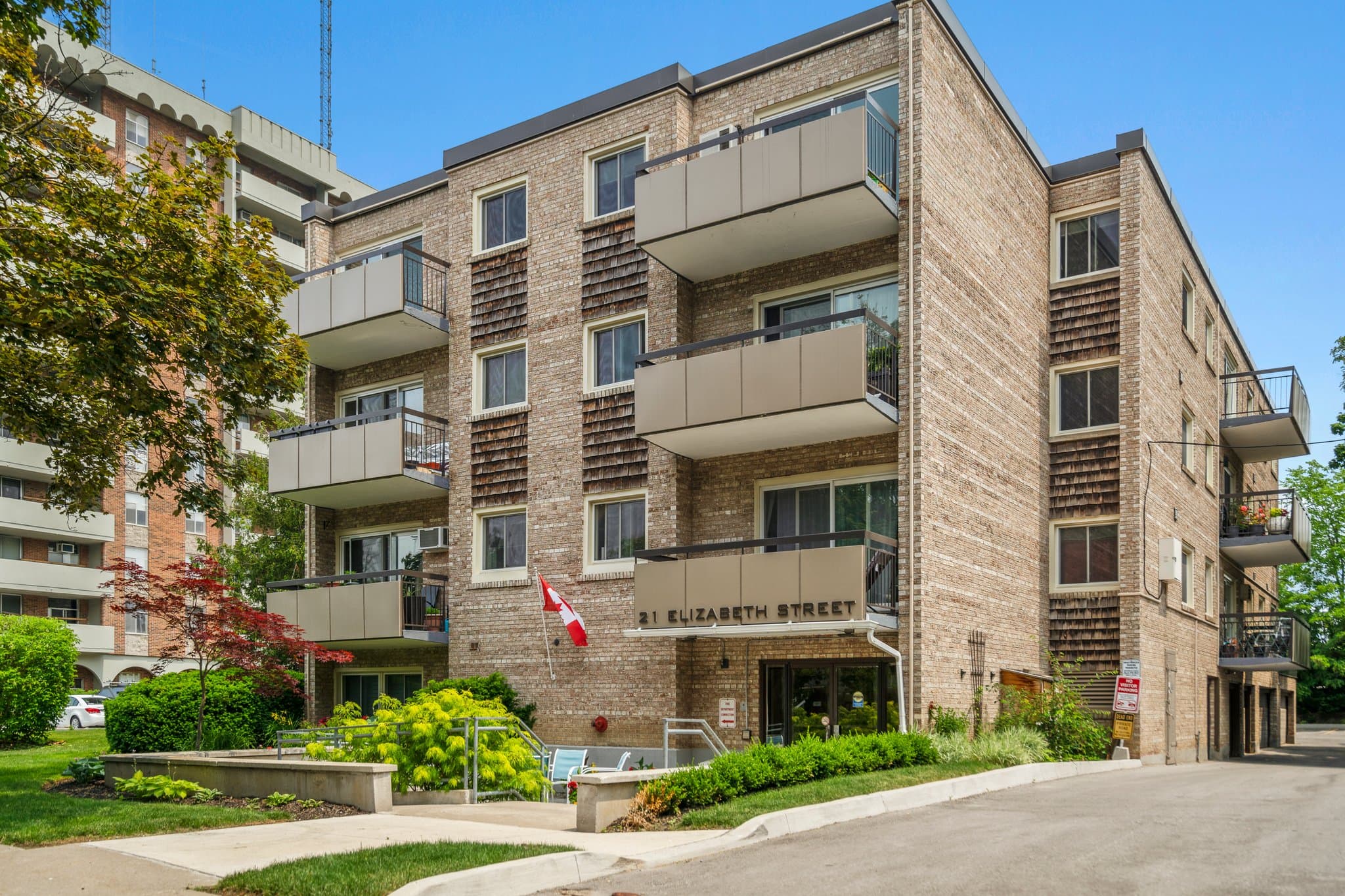 21 Elizabeth St S Unit 206 Richmond Hill, ON L4C 3V5