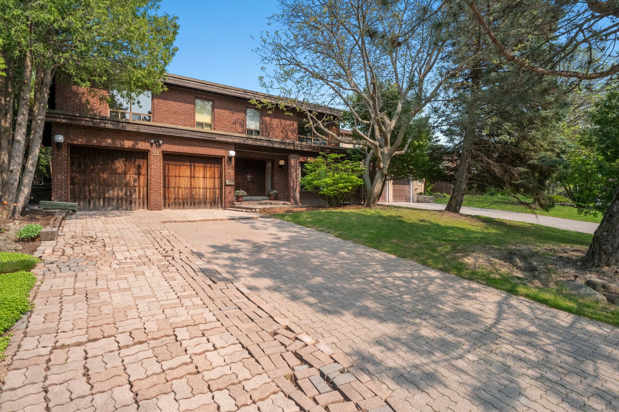 21 Forest Park Crescent Thornhill, ON L3T 2M5