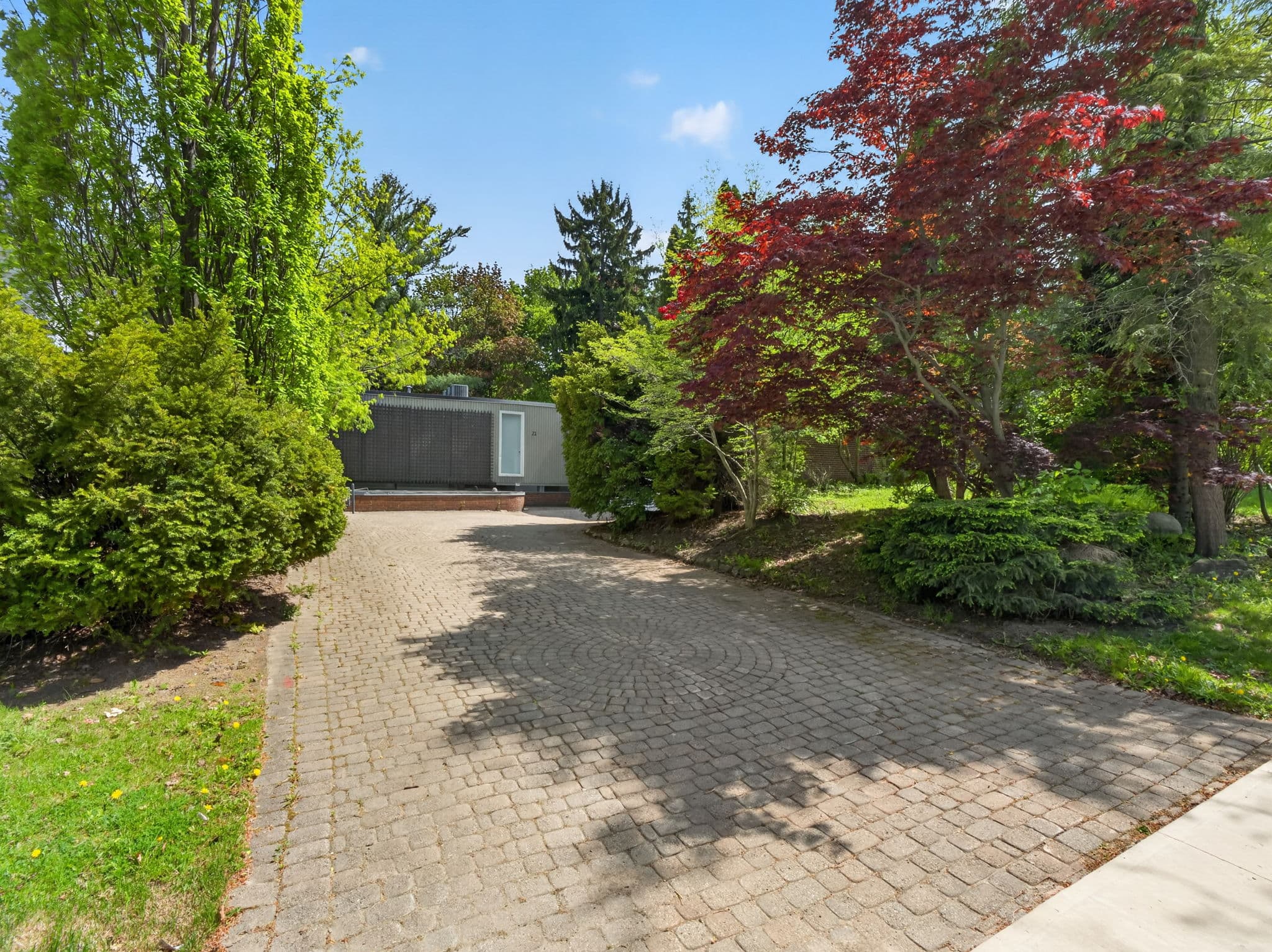 21 Tudor Gate Toronto, ON M2L 1N3