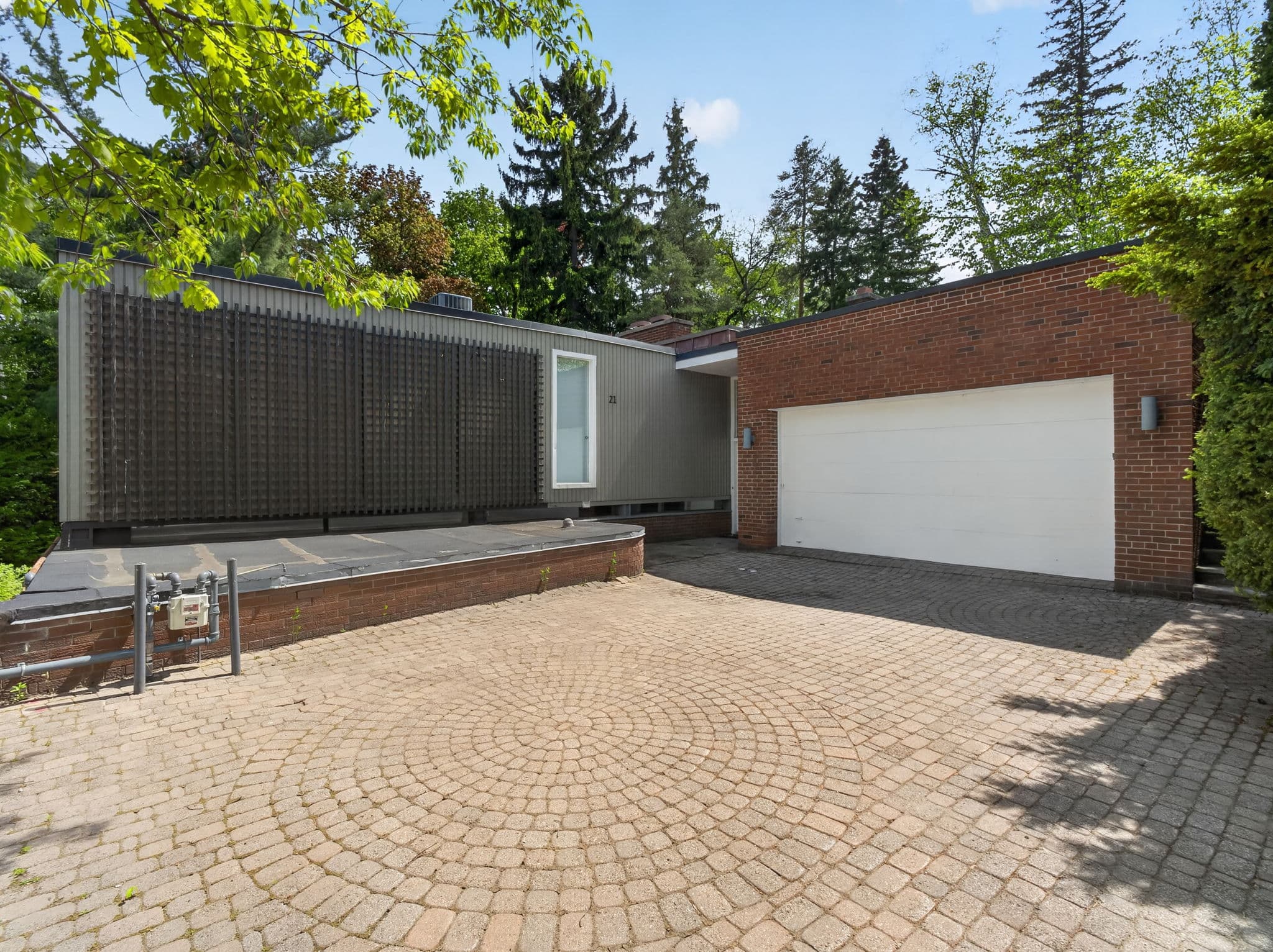 21 Tudor Gate Toronto, ON M2L 1N3