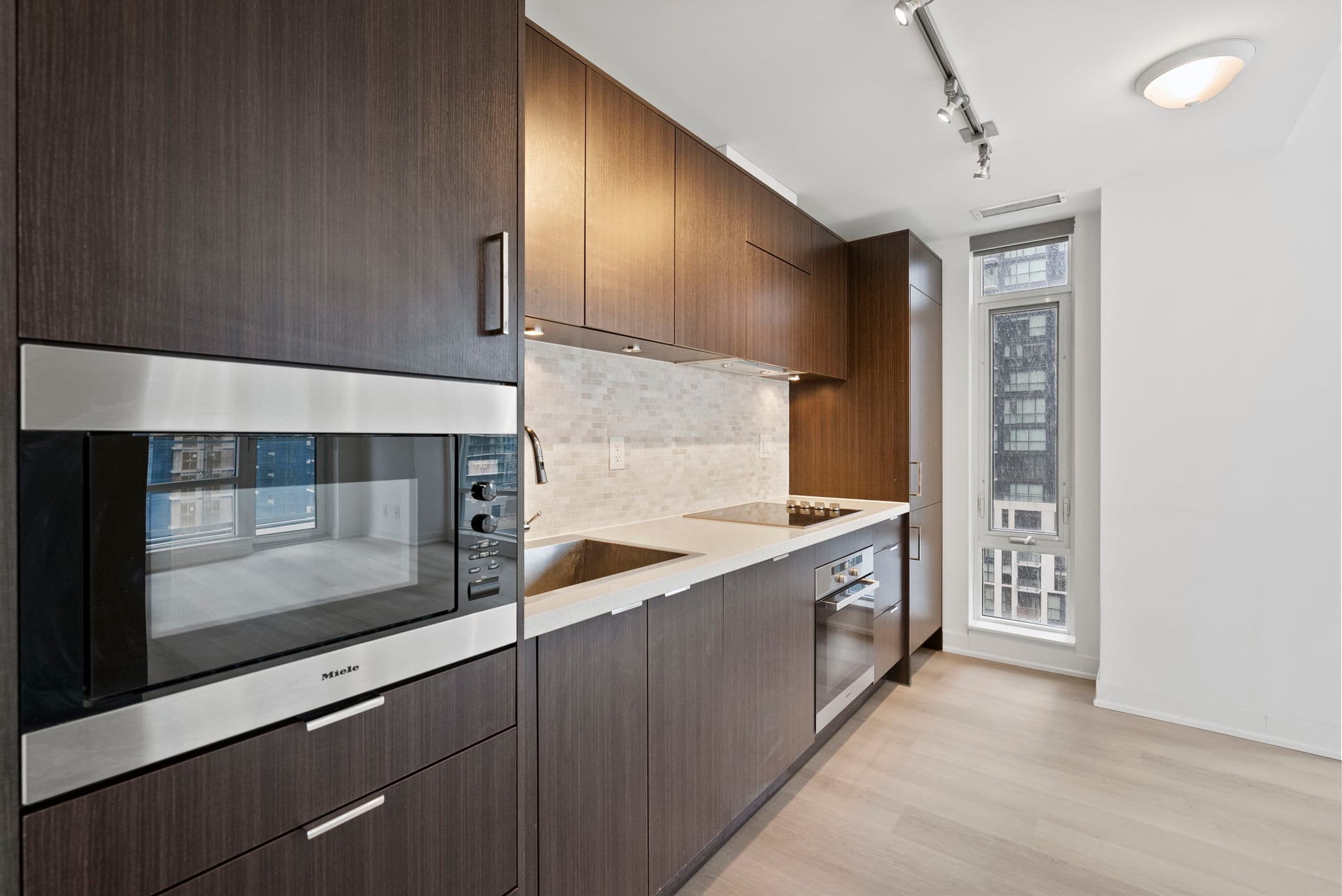 21 Widmer St 1602 Toronto, ON M5V 0B8