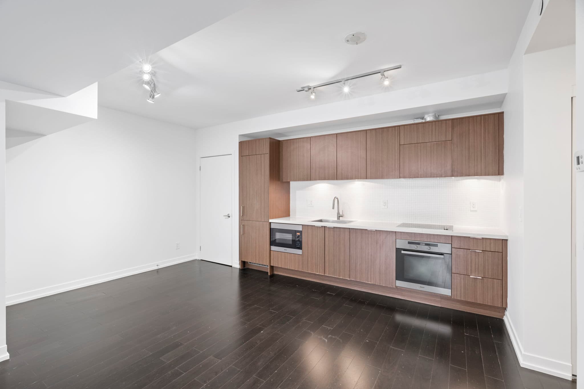 21 Widmer St Unit 621 Toronto, ON M5V 0B8