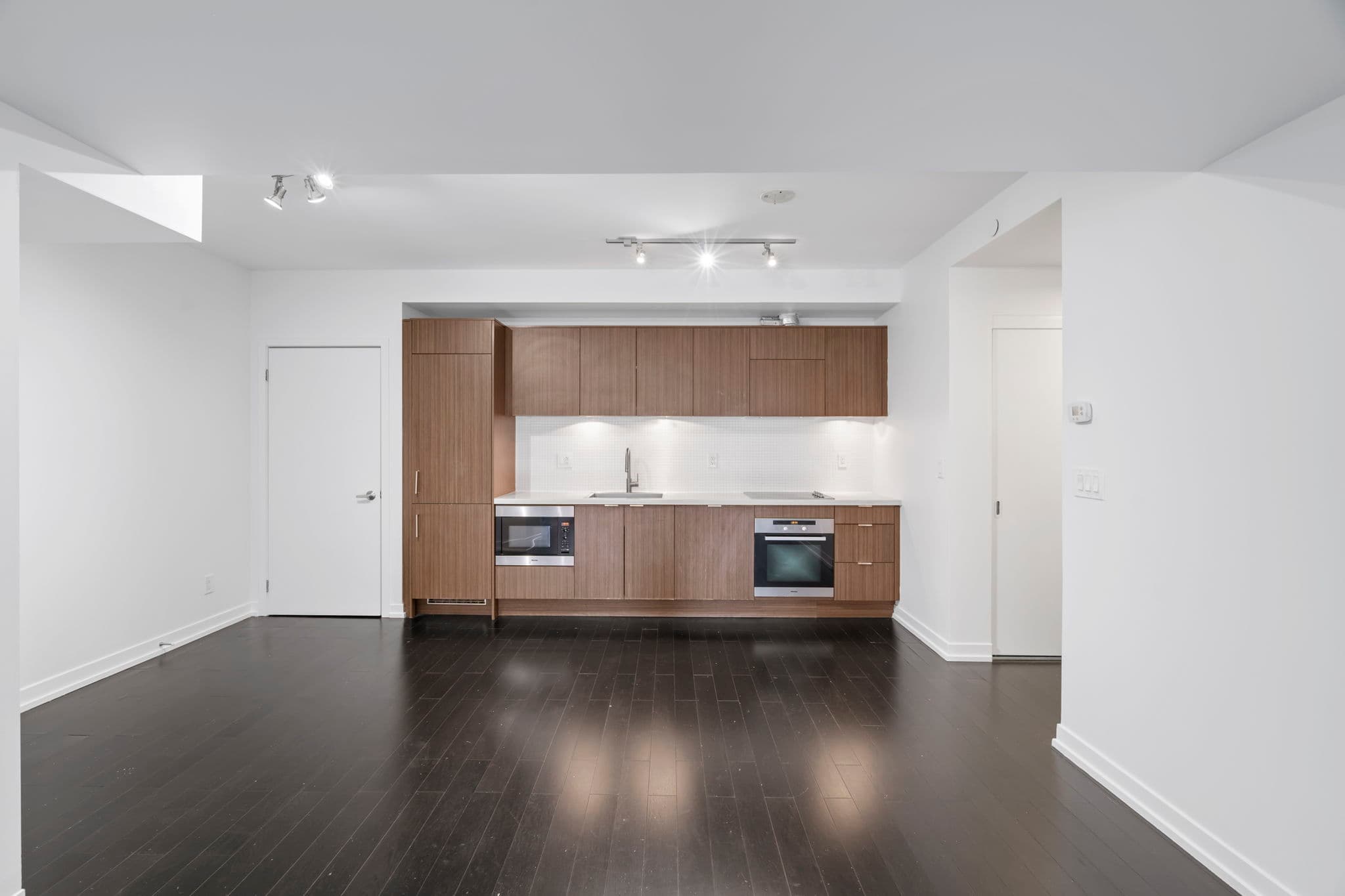 21 Widmer St Unit 621 Toronto, ON M5V 0B8