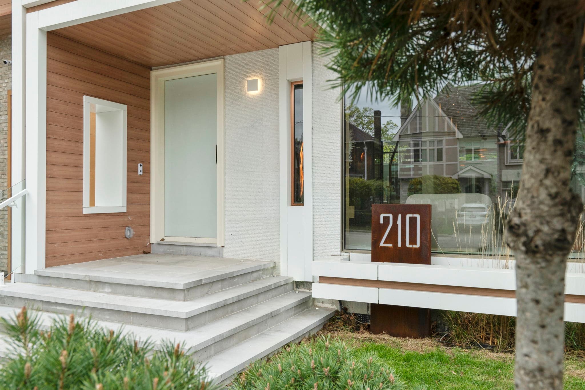 210 Glenayr Rd Toronto, ON M5P 3C3
