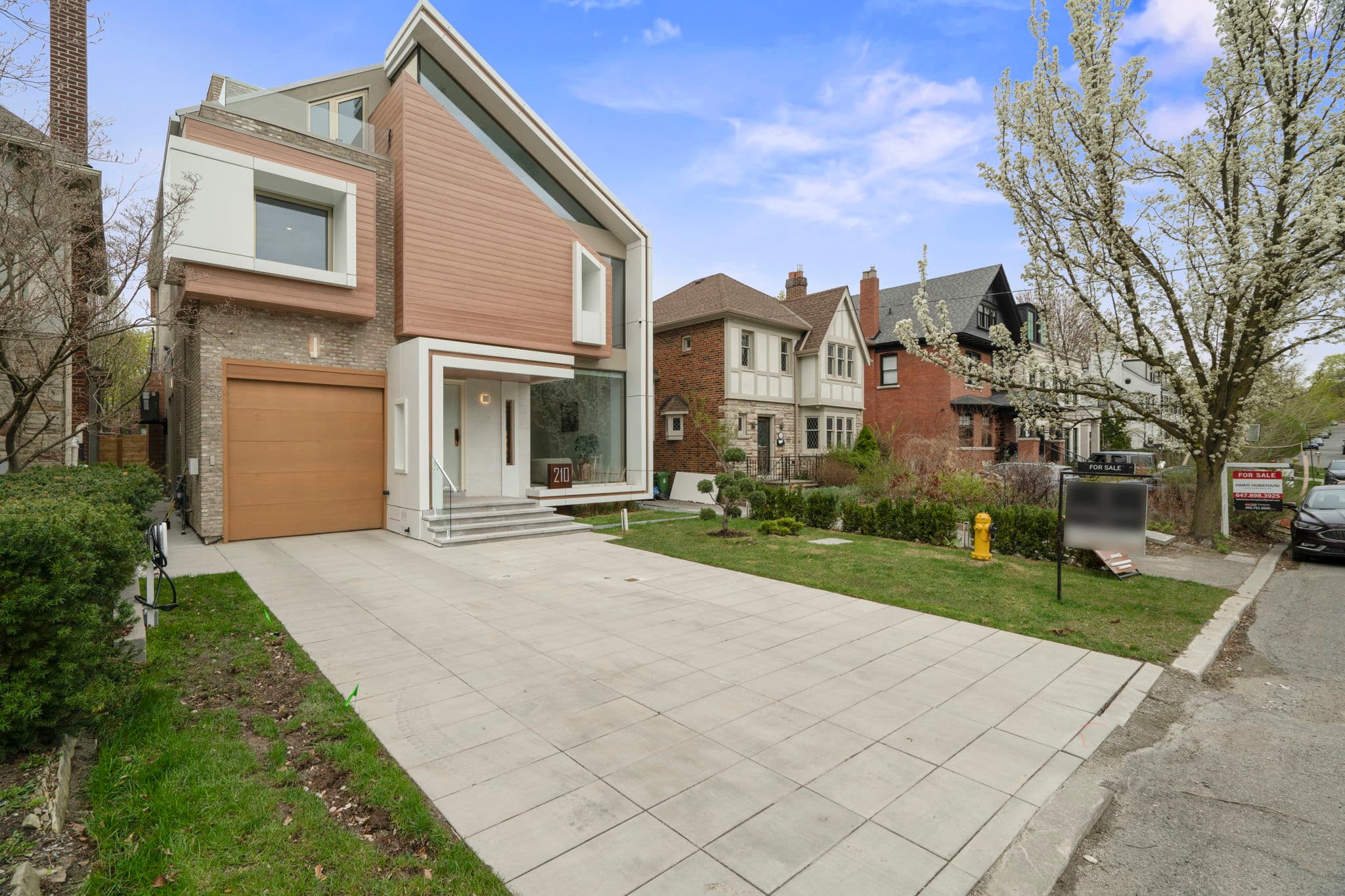 210 Glenayr Rd Toronto, ON M5P 3C3