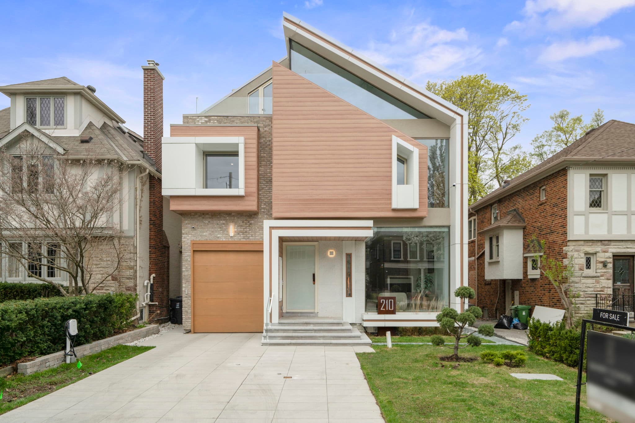 210 Glenayr Rd Toronto, ON M5P 3C3