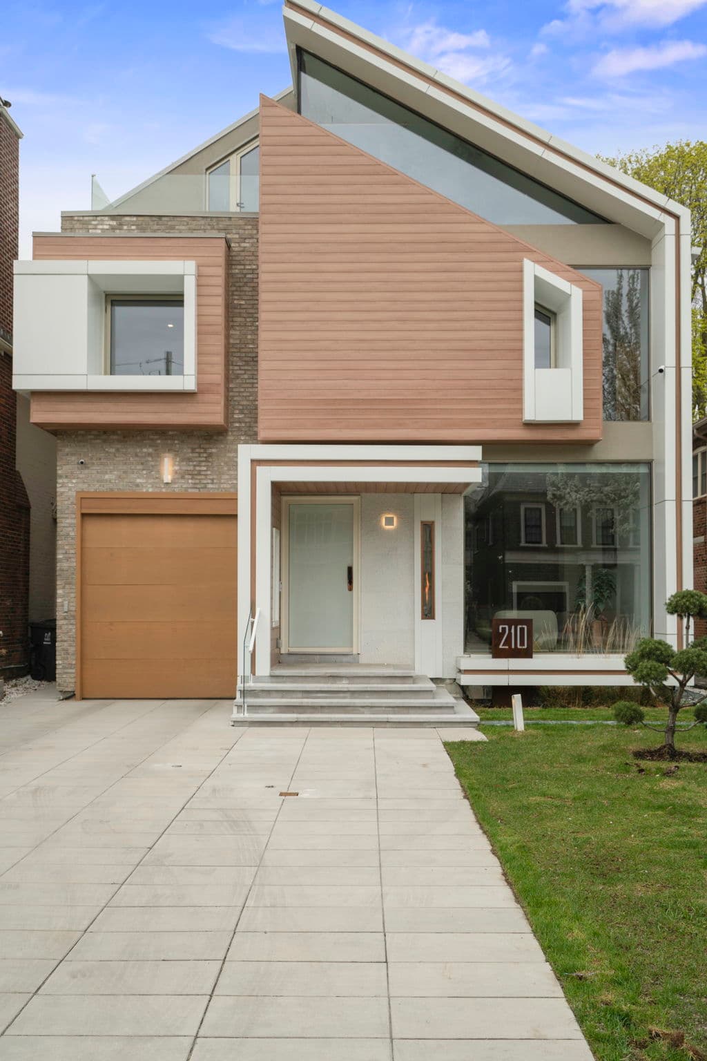 210 Glenayr Rd Toronto, ON M5P 3C3