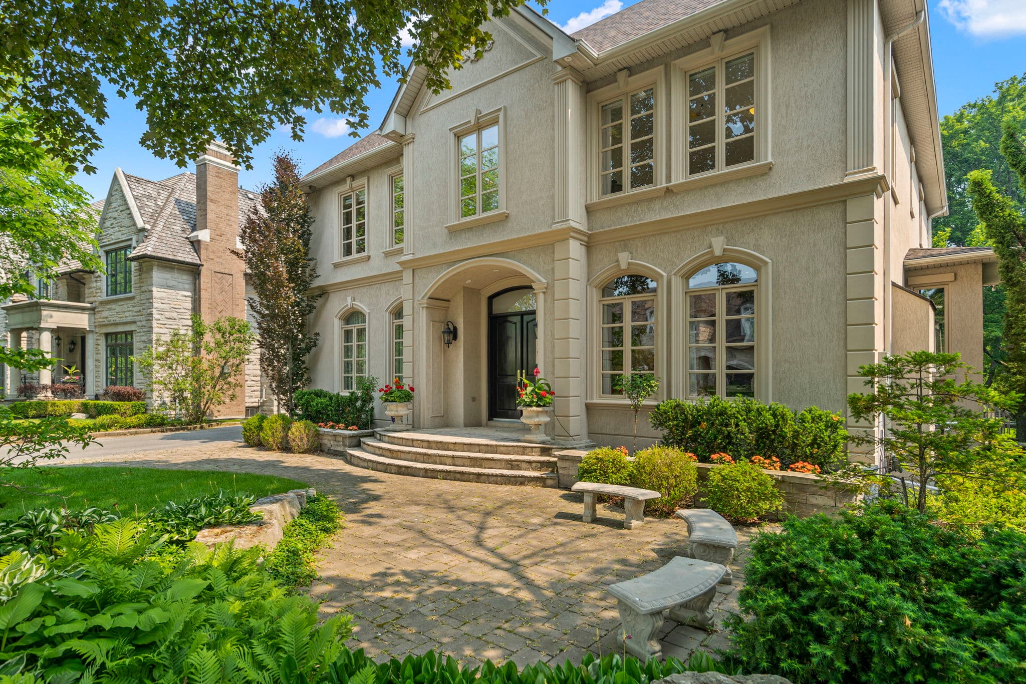 217 Lord Seaton Rd Toronto, ON M2P 1L2