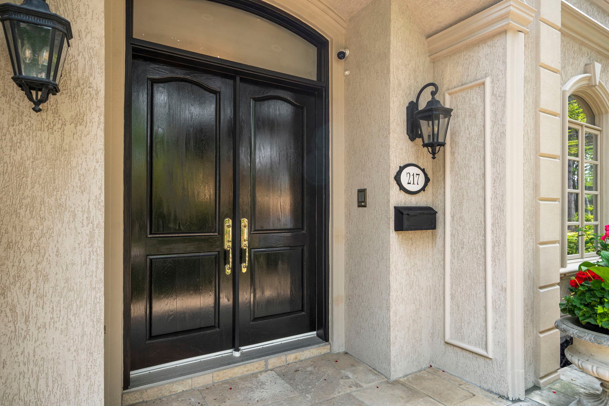217 Lord Seaton Rd Toronto, ON M2P 1L2