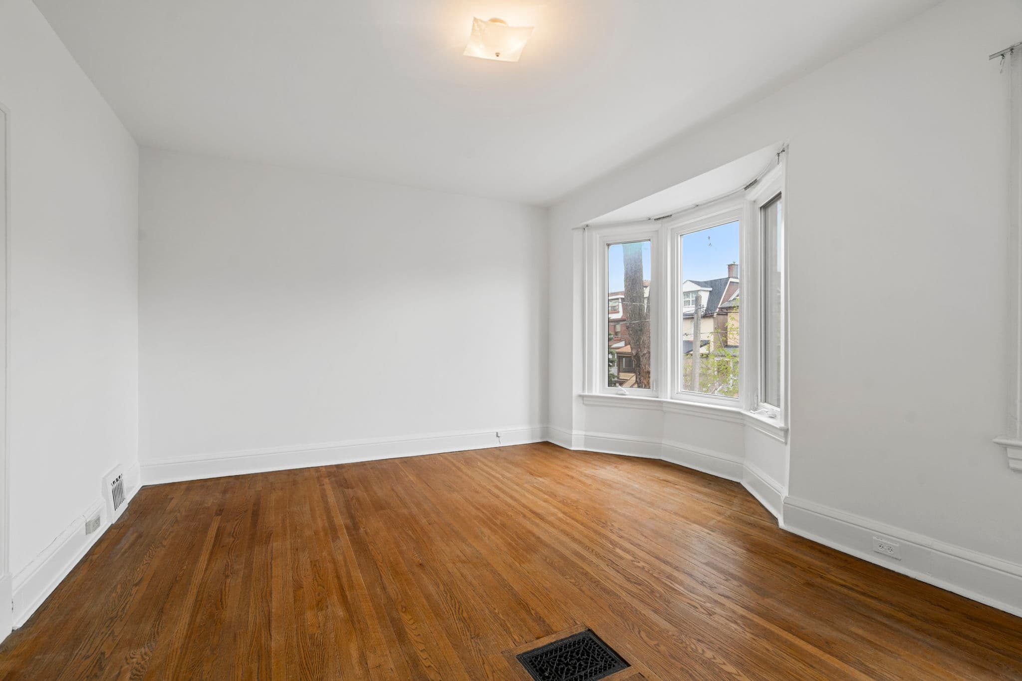 218 Montrose Ave Toronto, ON M6G 3G7